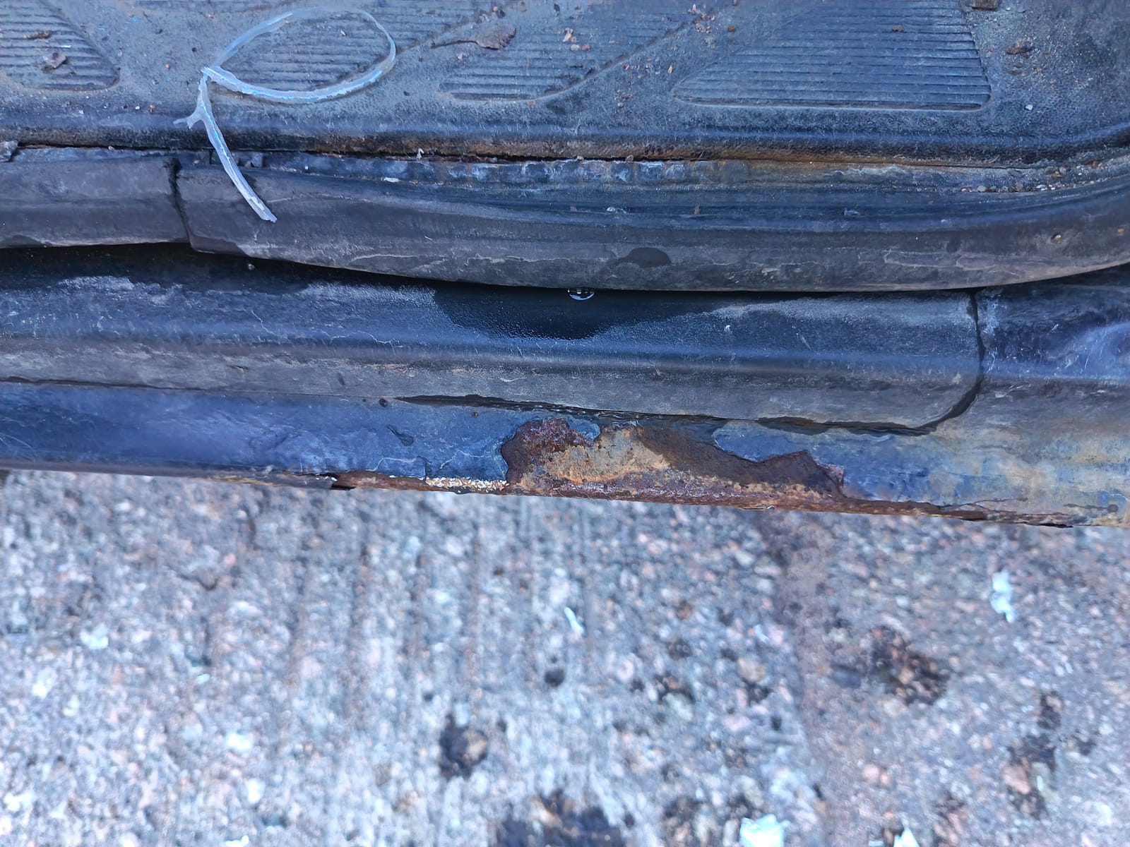 Ford Transit 2.2.  Kouvolan mattoasennus ja saneeraus Oy (2431224-4) konkurssipesä