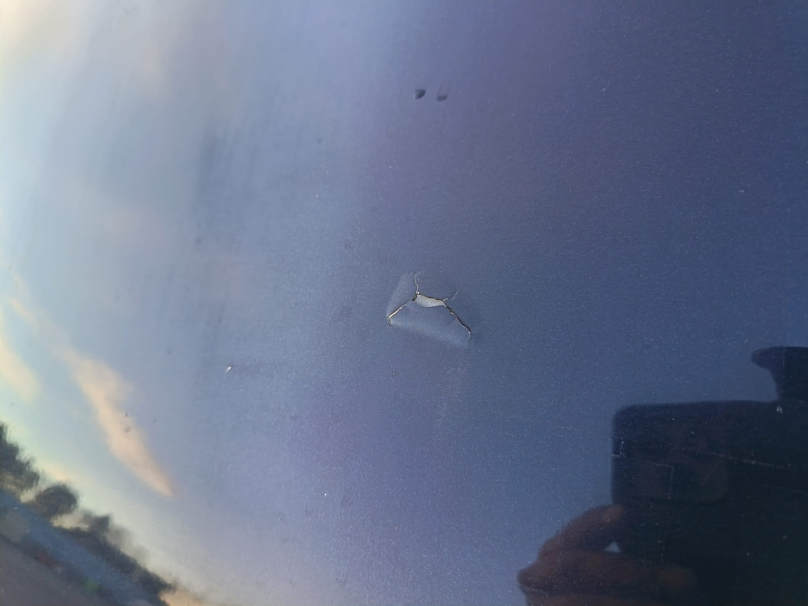 Ford Transit 2.2.  Kouvolan mattoasennus ja saneeraus Oy (2431224-4) konkurssipesä