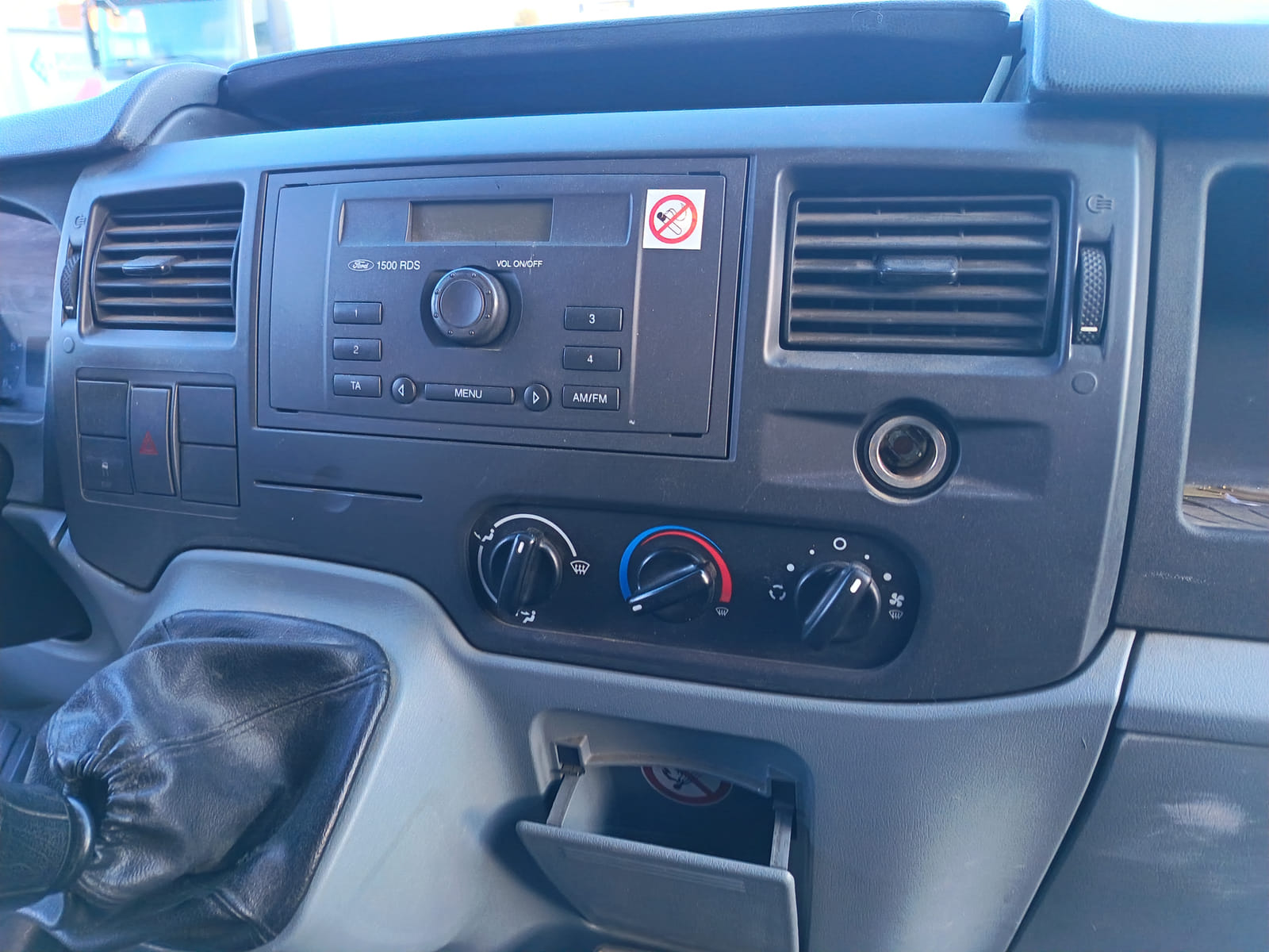 Ford Transit 2.2.  Kouvolan mattoasennus ja saneeraus Oy (2431224-4) konkurssipesä