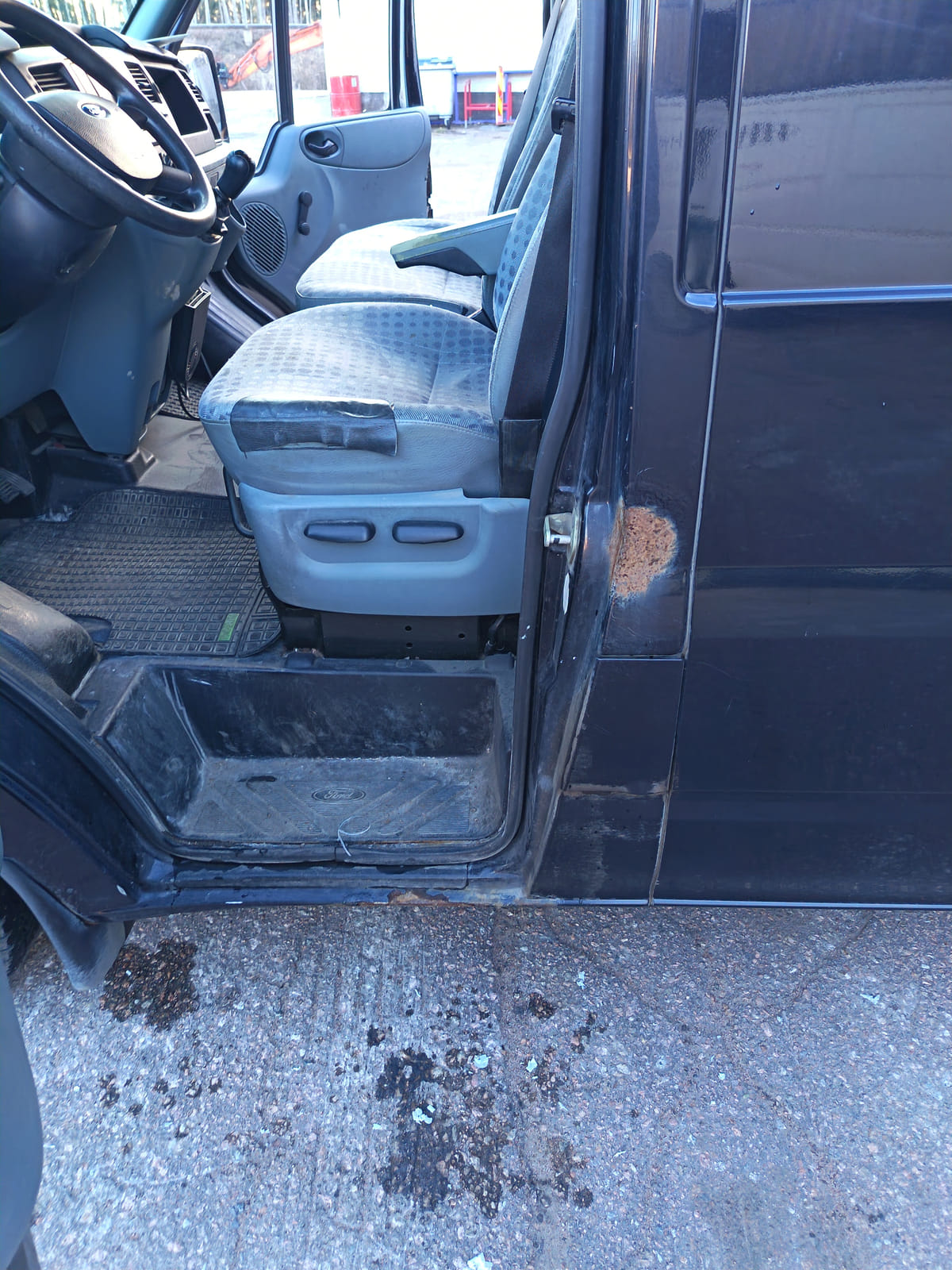 Ford Transit 2.2.  Kouvolan mattoasennus ja saneeraus Oy (2431224-4) konkurssipesä