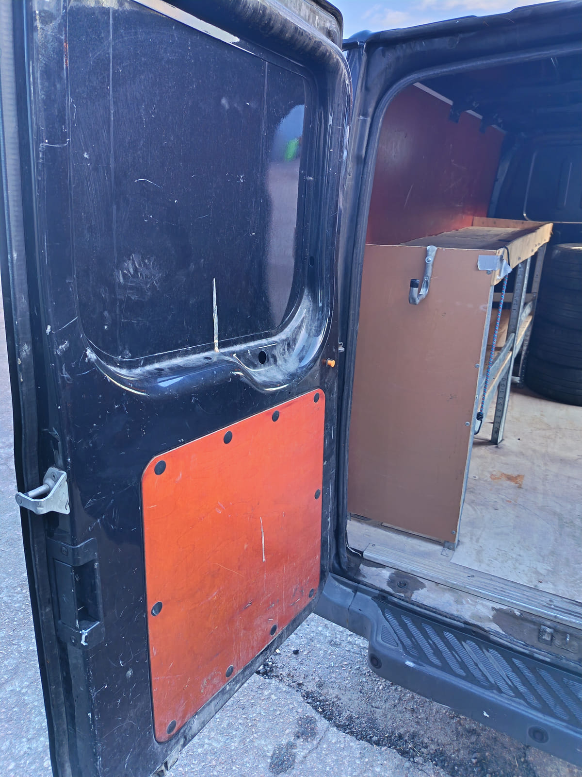 Ford Transit 2.2.  Kouvolan mattoasennus ja saneeraus Oy (2431224-4) konkurssipesä