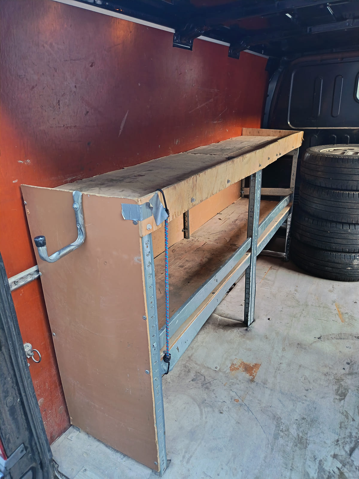 Ford Transit 2.2.  Kouvolan mattoasennus ja saneeraus Oy (2431224-4) konkurssipesä