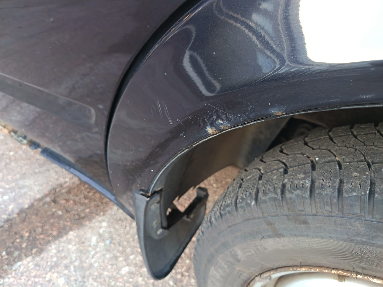 Ford Transit 2.2.  Kouvolan mattoasennus ja saneeraus Oy (2431224-4) konkurssipesä