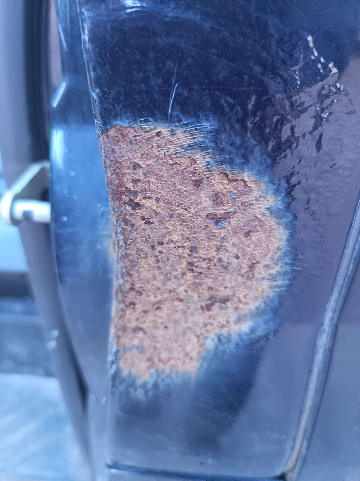 Ford Transit 2.2.  Kouvolan mattoasennus ja saneeraus Oy (2431224-4) konkurssipesä