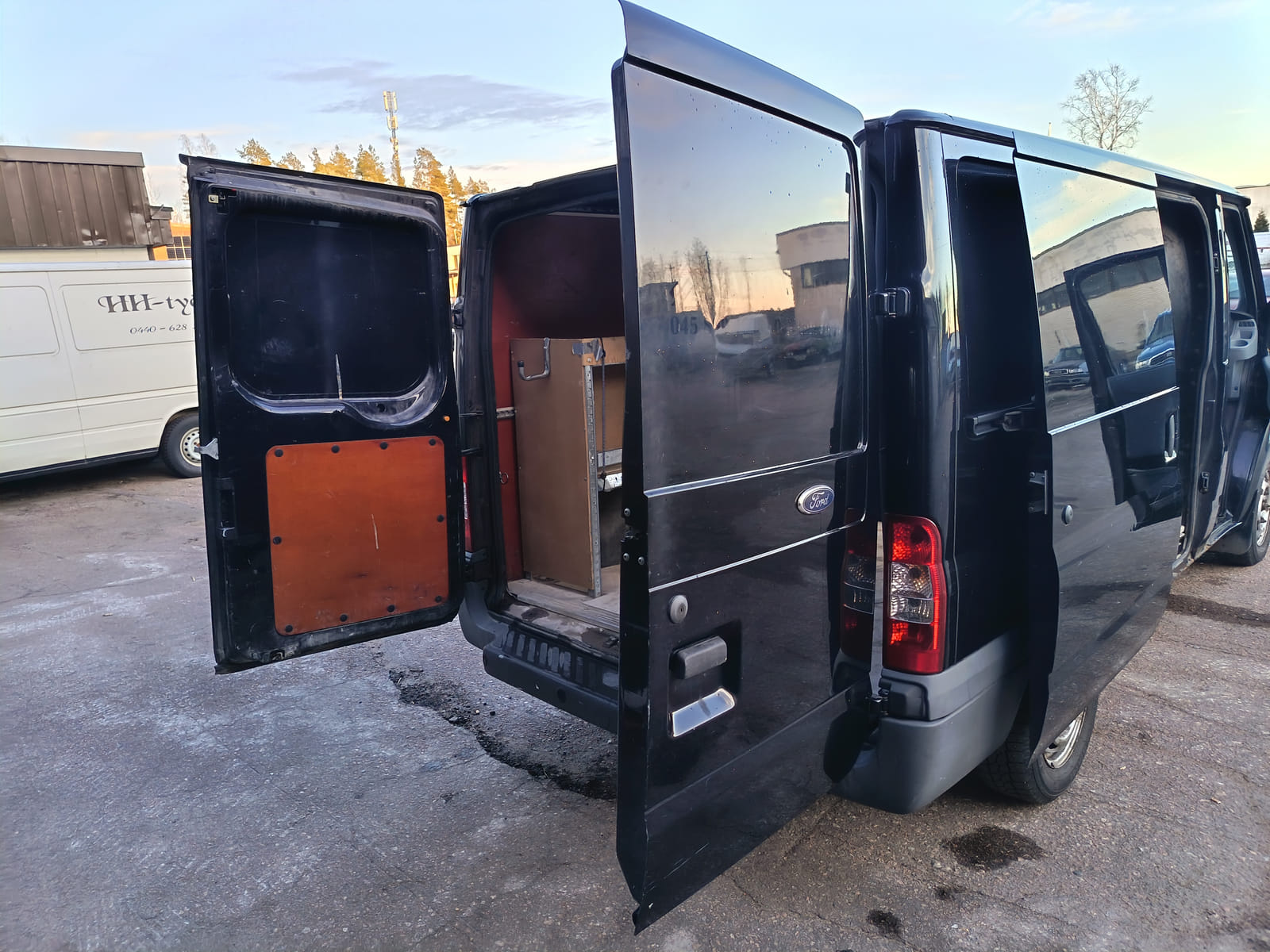 Ford Transit 2.2.  Kouvolan mattoasennus ja saneeraus Oy (2431224-4) konkurssipesä