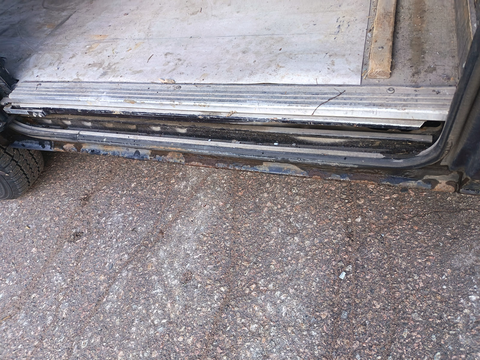 Ford Transit 2.2.  Kouvolan mattoasennus ja saneeraus Oy (2431224-4) konkurssipesä