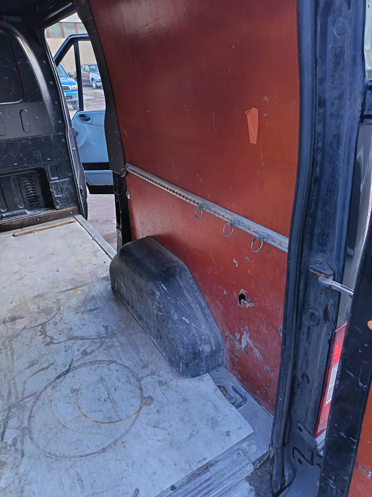 Ford Transit 2.2.  Kouvolan mattoasennus ja saneeraus Oy (2431224-4) konkurssipesä