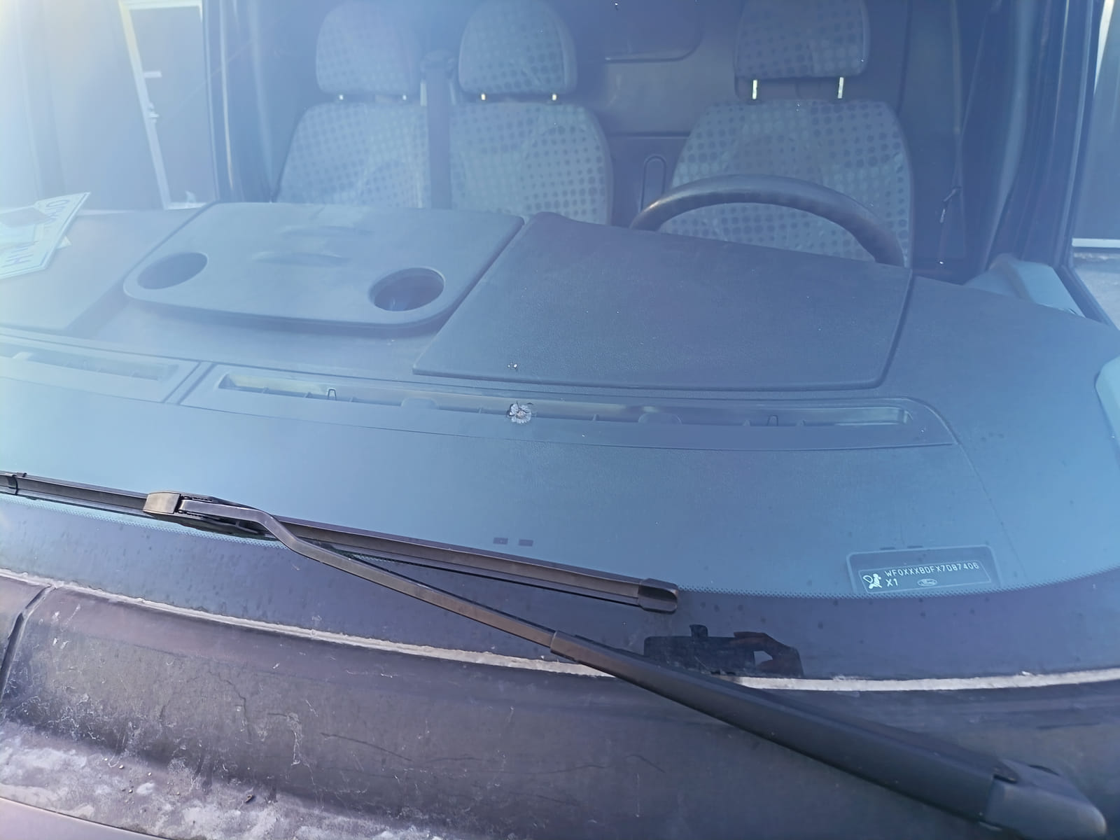 Ford Transit 2.2.  Kouvolan mattoasennus ja saneeraus Oy (2431224-4) konkurssipesä