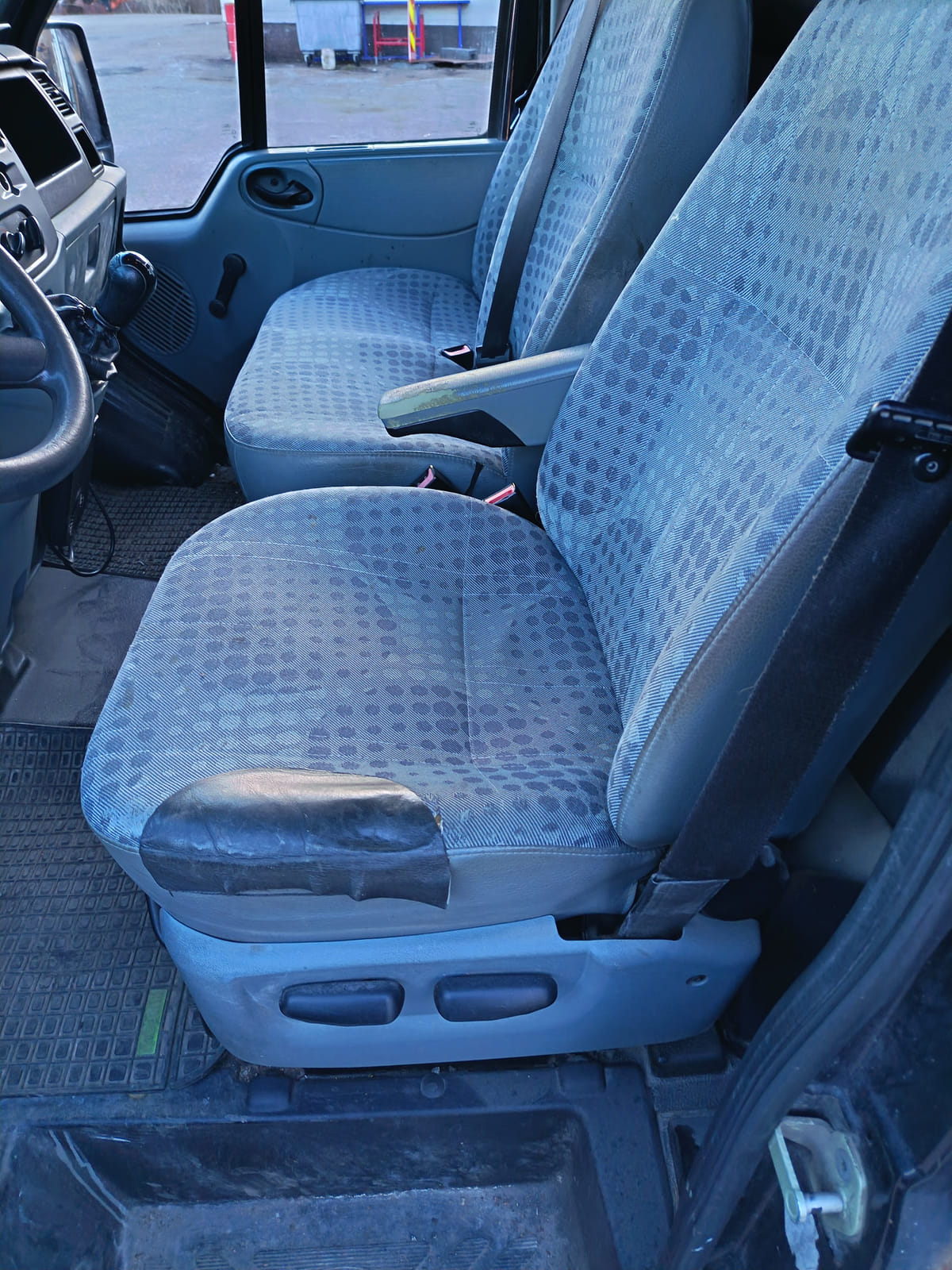 Ford Transit 2.2.  Kouvolan mattoasennus ja saneeraus Oy (2431224-4) konkurssipesä