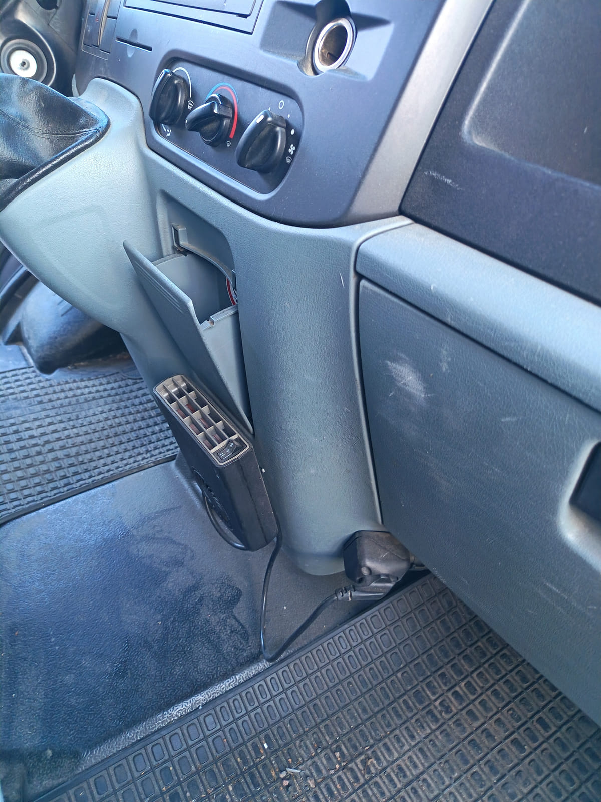 Ford Transit 2.2.  Kouvolan mattoasennus ja saneeraus Oy (2431224-4) konkurssipesä