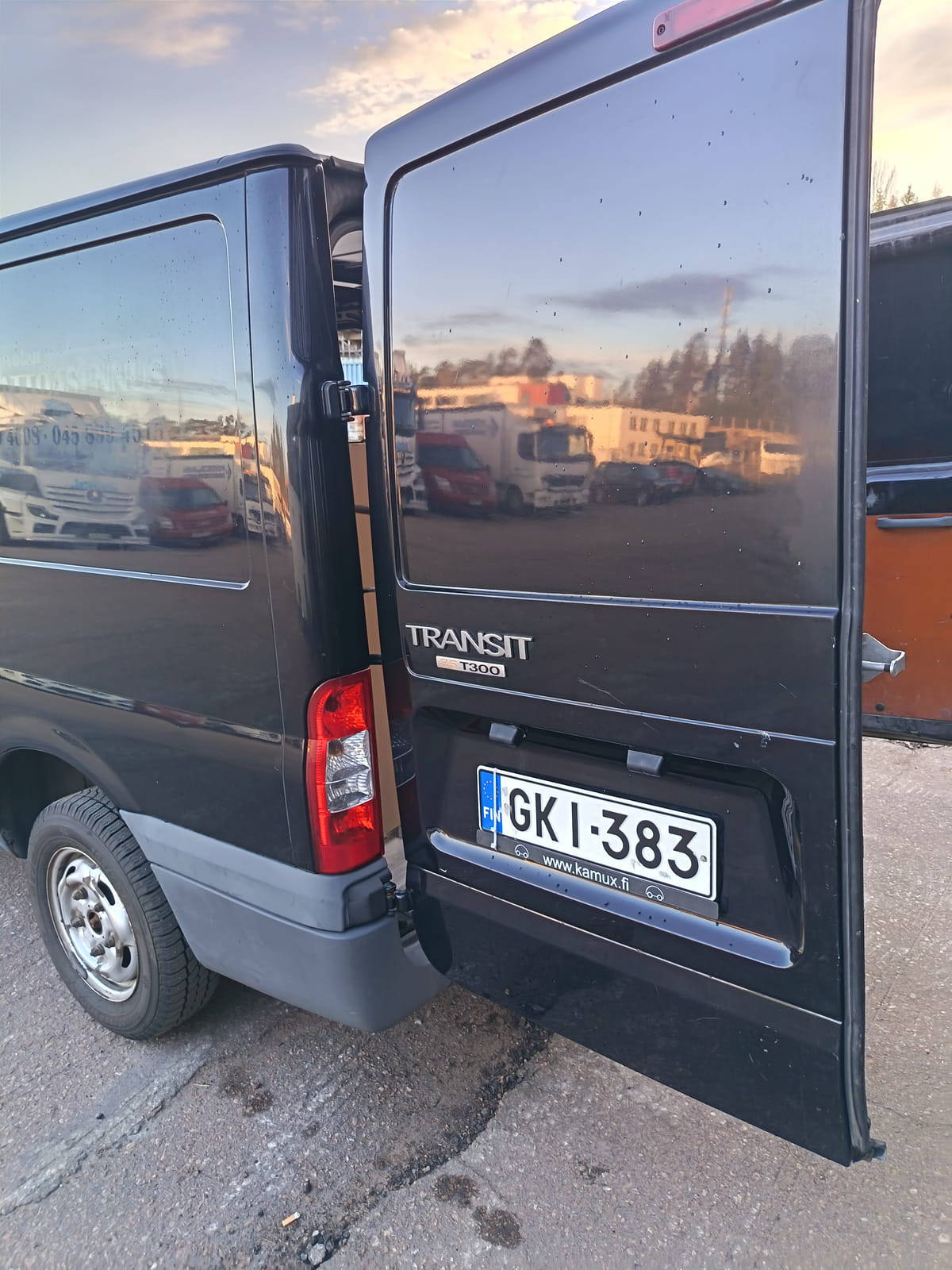 Ford Transit 2.2.  Kouvolan mattoasennus ja saneeraus Oy (2431224-4) konkurssipesä