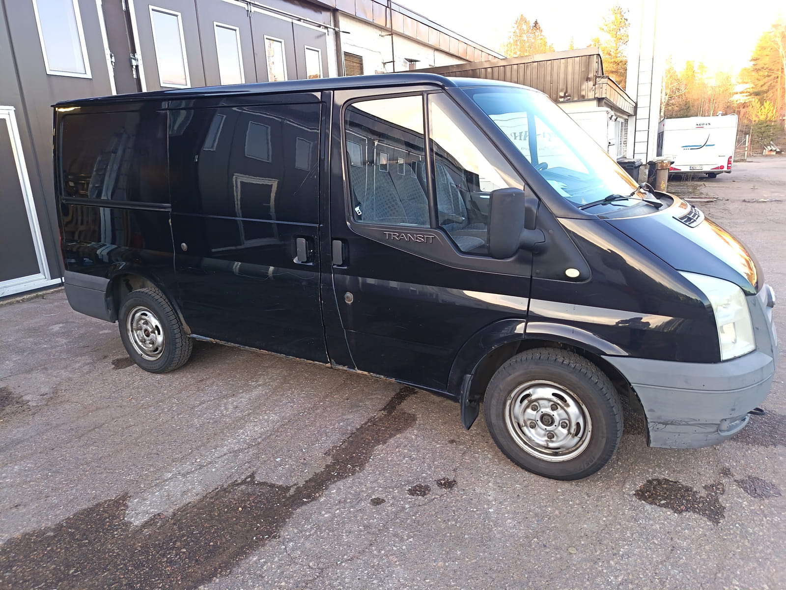 Ford Transit 2.2.  Kouvolan mattoasennus ja saneeraus Oy (2431224-4) konkurssipesä