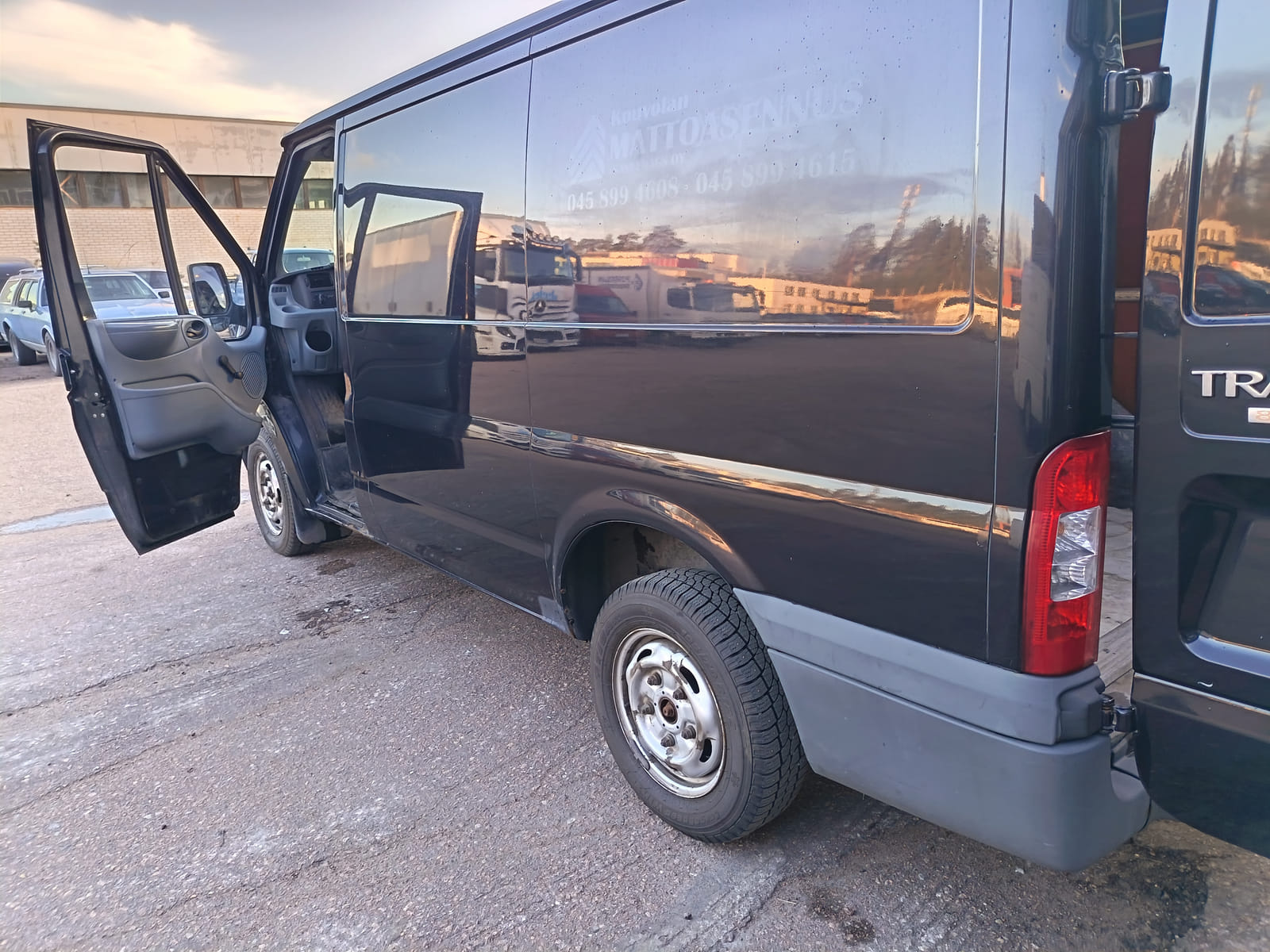 Ford Transit 2.2.  Kouvolan mattoasennus ja saneeraus Oy (2431224-4) konkurssipesä