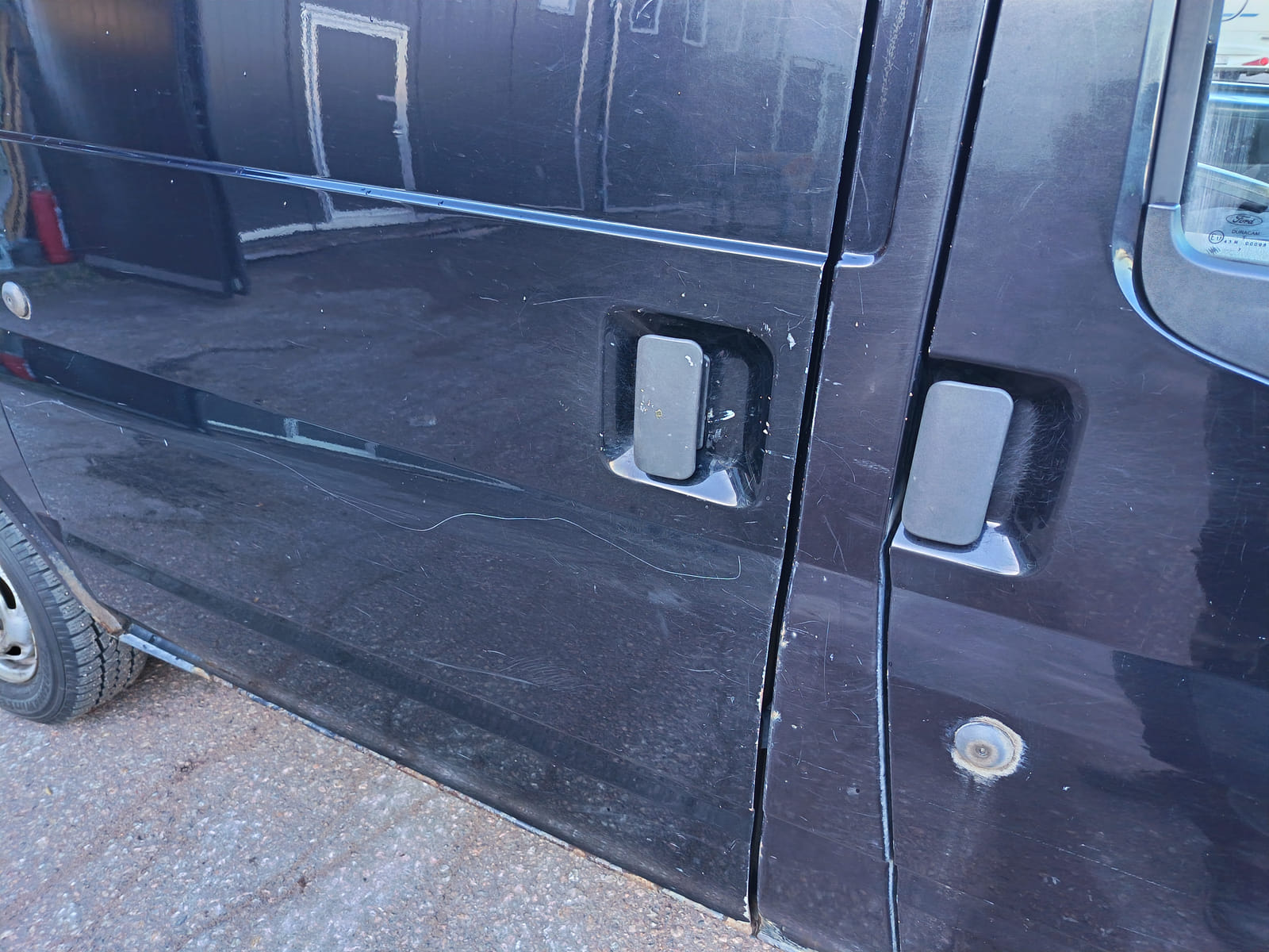 Ford Transit 2.2.  Kouvolan mattoasennus ja saneeraus Oy (2431224-4) konkurssipesä