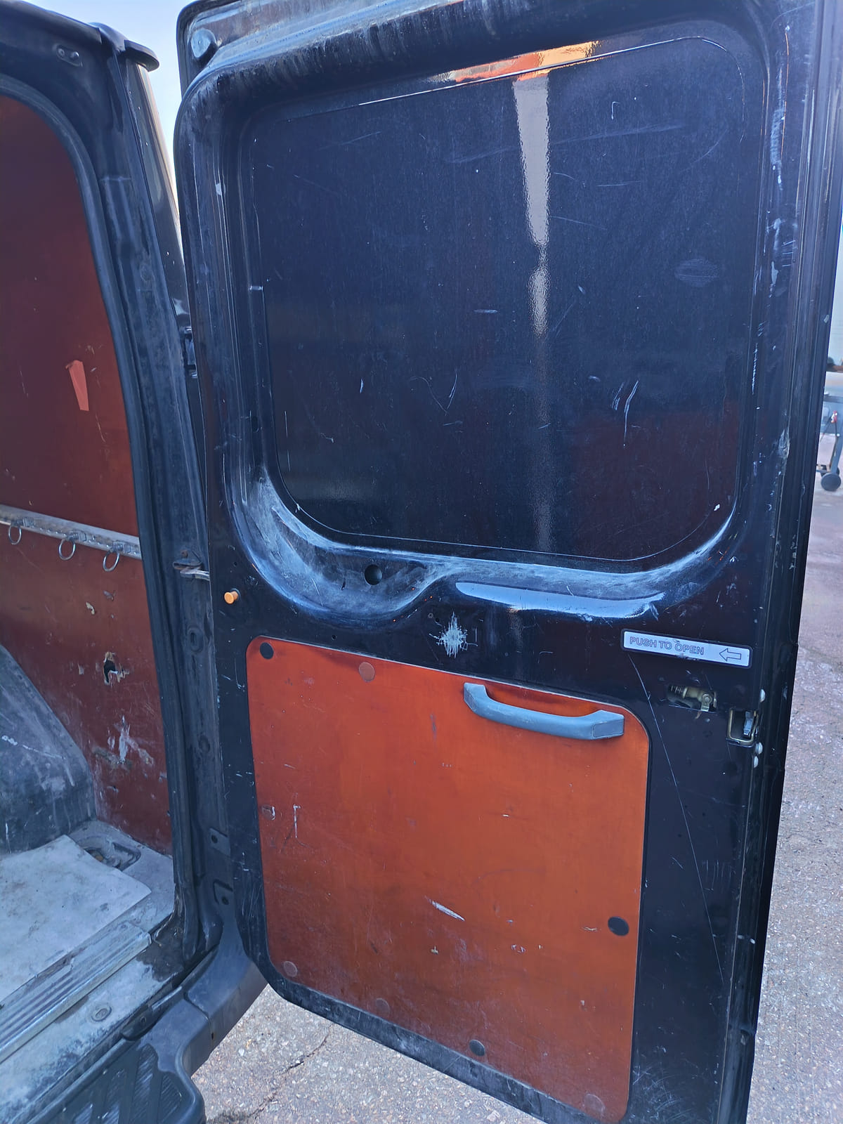 Ford Transit 2.2.  Kouvolan mattoasennus ja saneeraus Oy (2431224-4) konkurssipesä