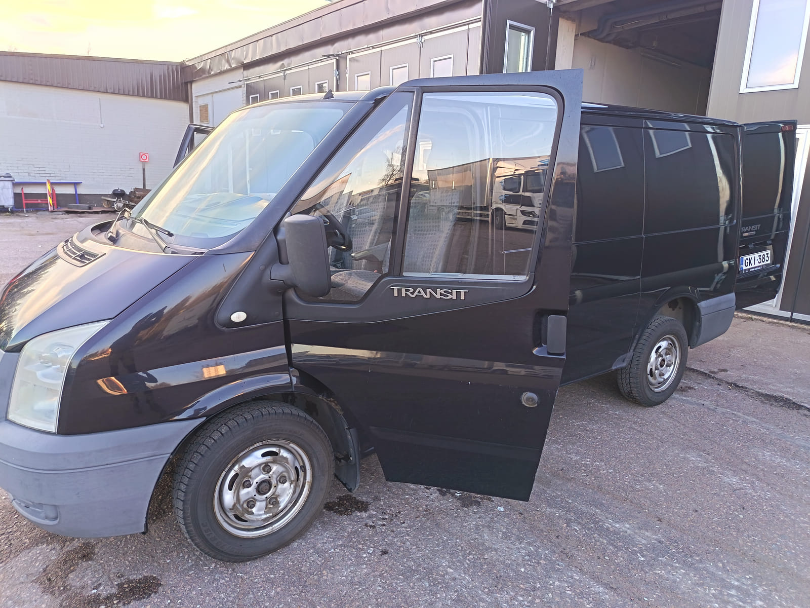 Ford Transit 2.2.  Kouvolan mattoasennus ja saneeraus Oy (2431224-4) konkurssipesä