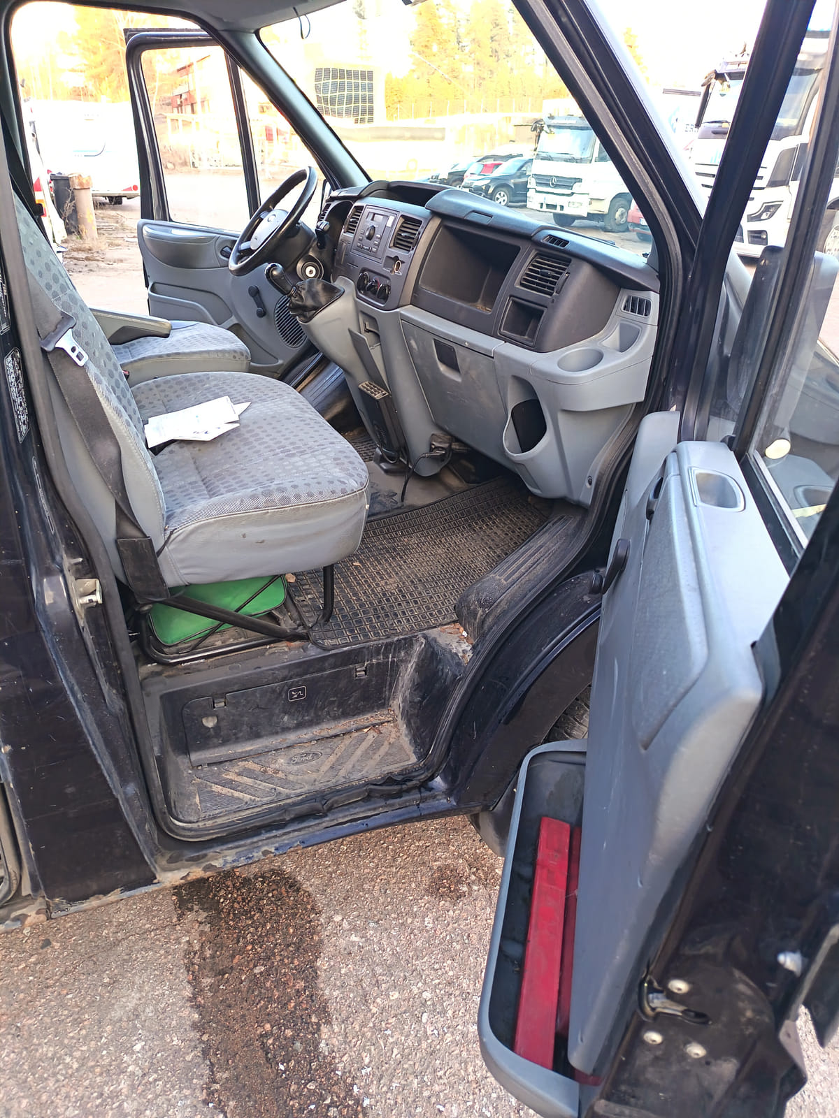 Ford Transit 2.2.  Kouvolan mattoasennus ja saneeraus Oy (2431224-4) konkurssipesä