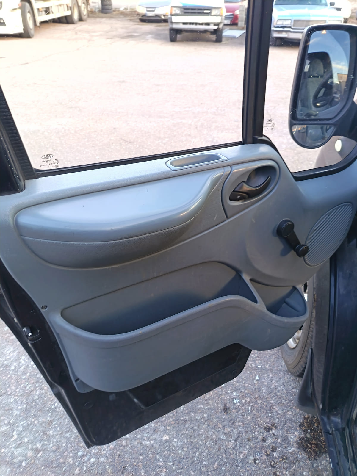 Ford Transit 2.2.  Kouvolan mattoasennus ja saneeraus Oy (2431224-4) konkurssipesä