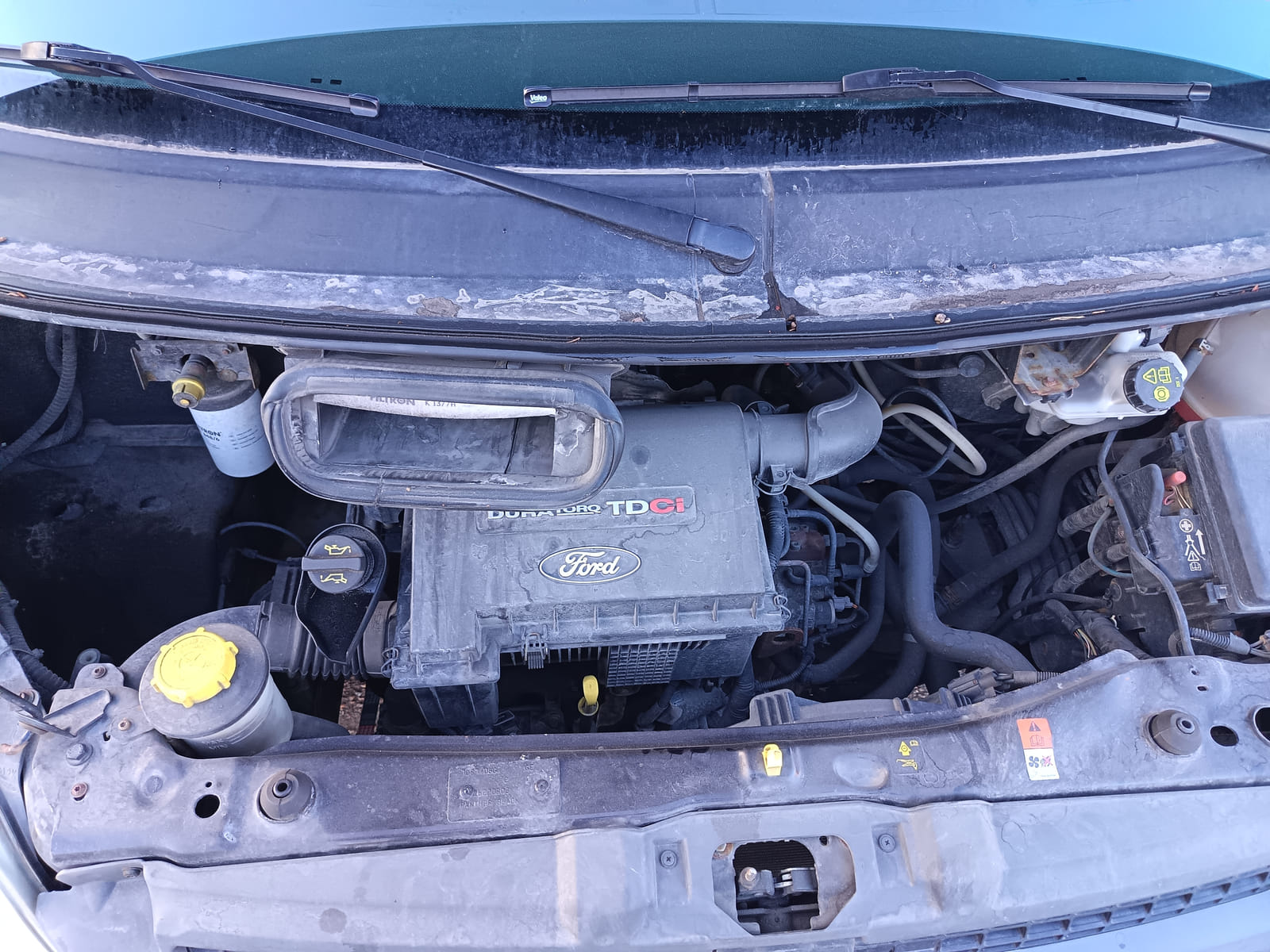 Ford Transit 2.2.  Kouvolan mattoasennus ja saneeraus Oy (2431224-4) konkurssipesä