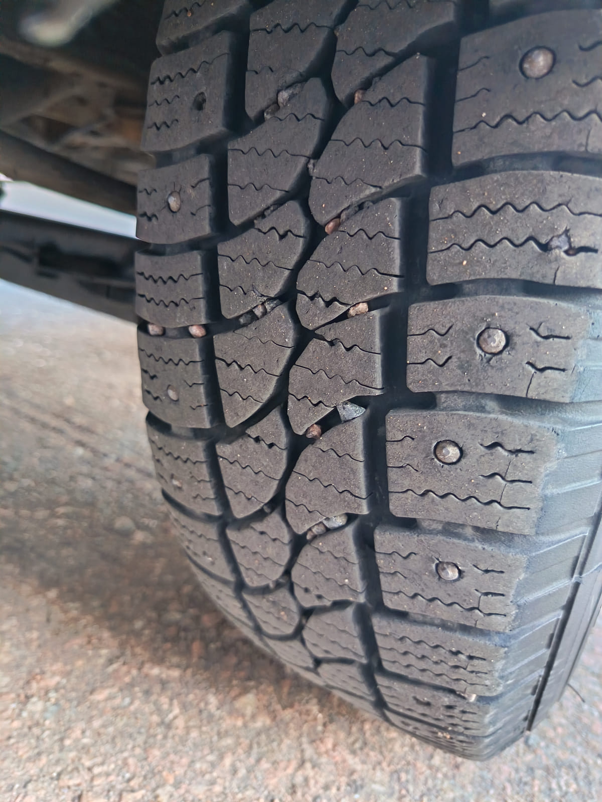 Ford Transit 2.2.  Kouvolan mattoasennus ja saneeraus Oy (2431224-4) konkurssipesä