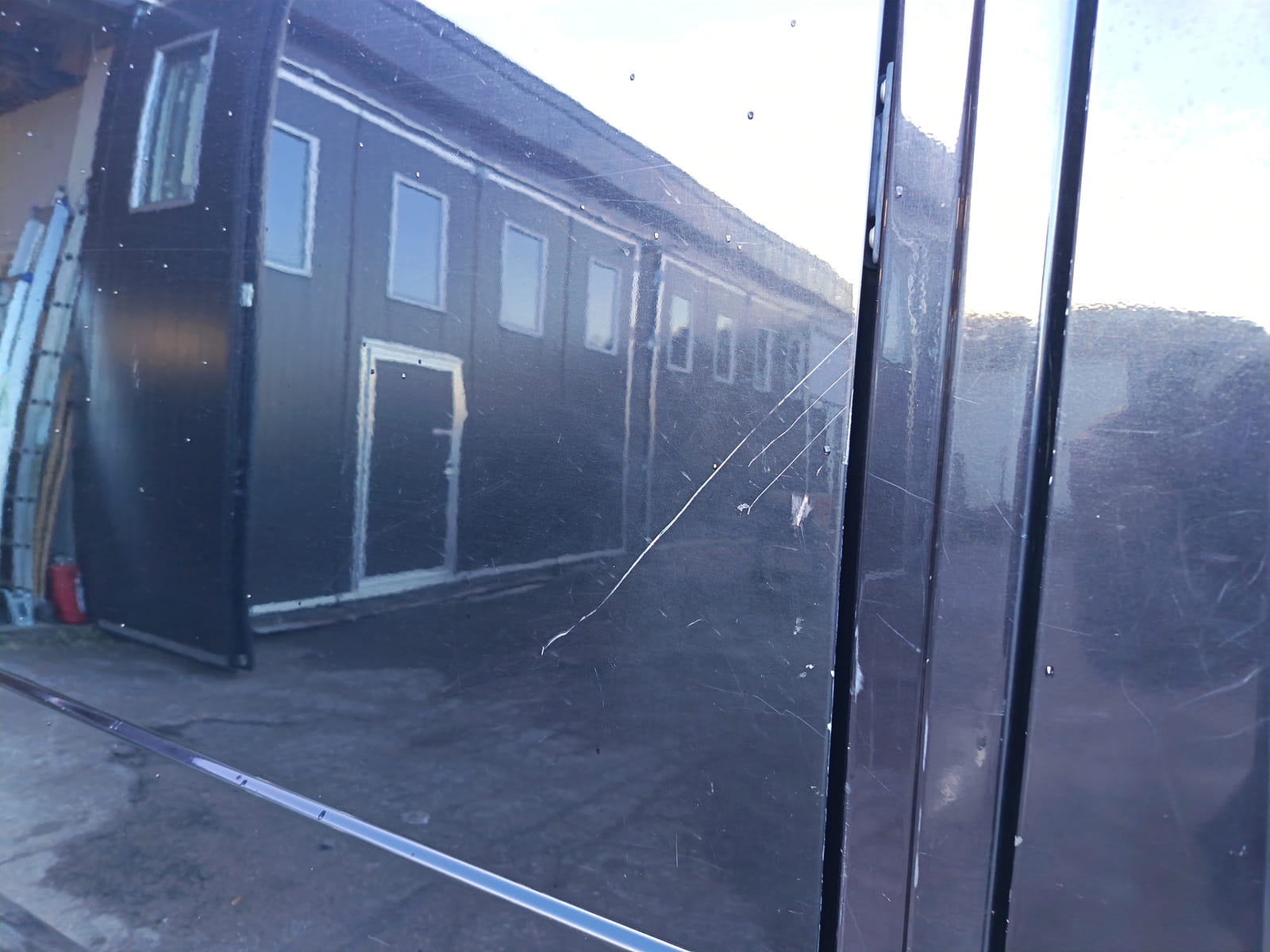 Ford Transit 2.2.  Kouvolan mattoasennus ja saneeraus Oy (2431224-4) konkurssipesä