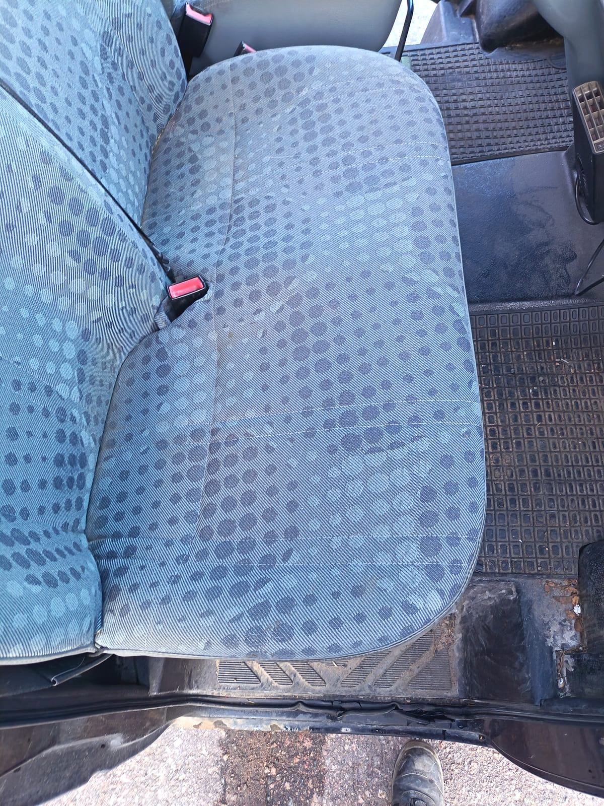 Ford Transit 2.2.  Kouvolan mattoasennus ja saneeraus Oy (2431224-4) konkurssipesä