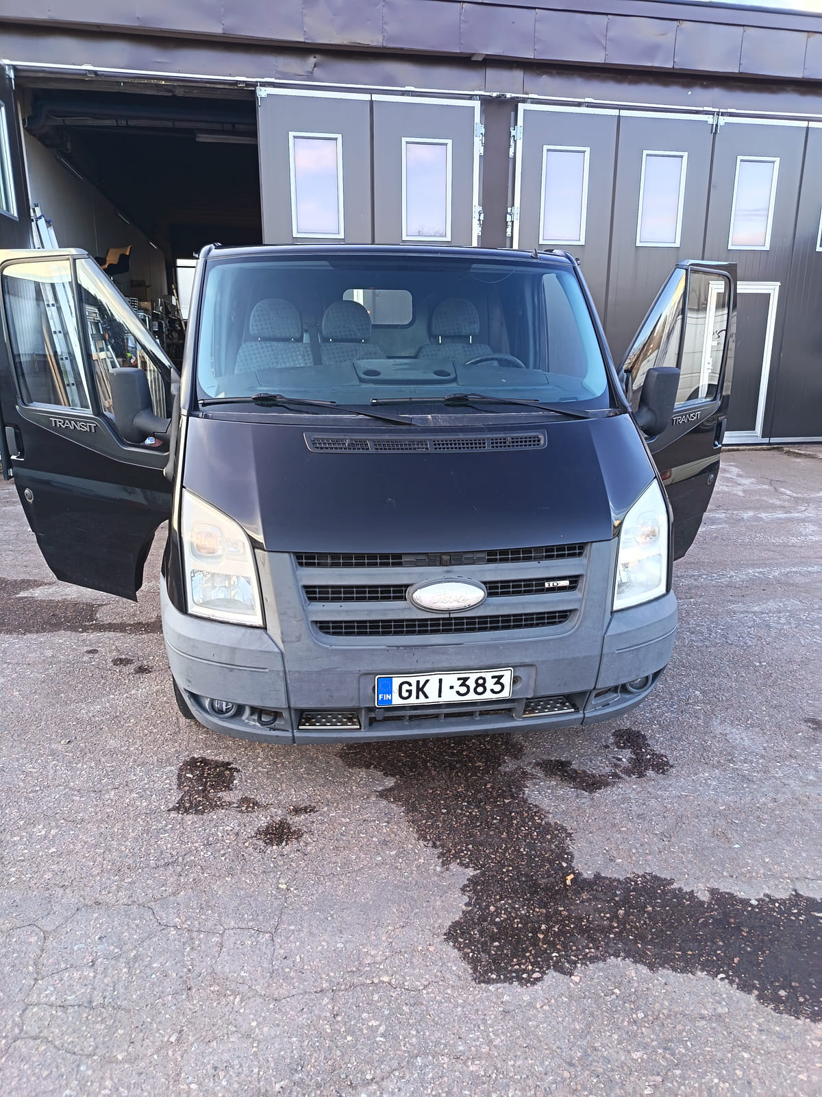 Ford Transit 2.2.  Kouvolan mattoasennus ja saneeraus Oy (2431224-4) konkurssipesä