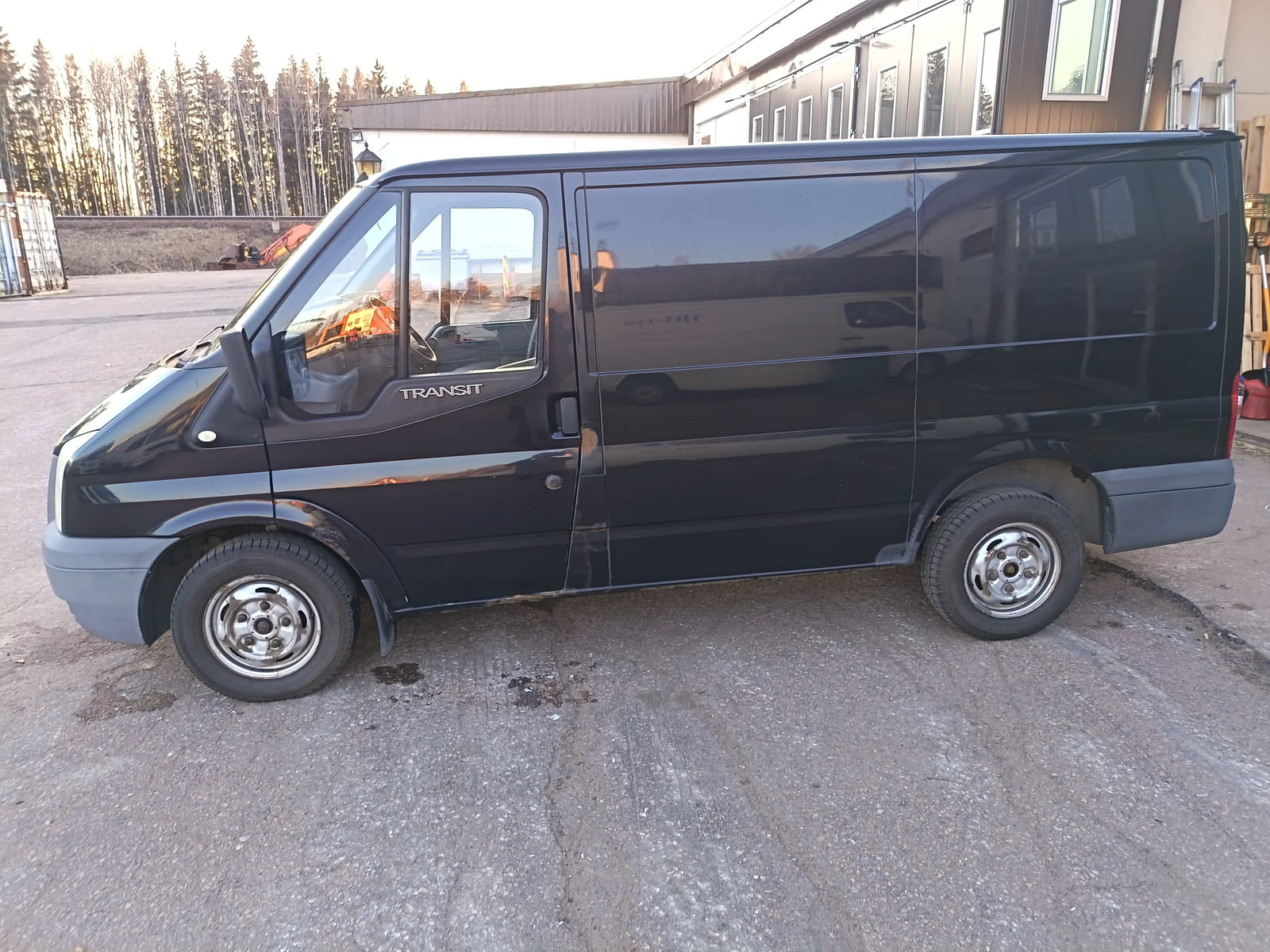 Ford Transit 2.2.  Kouvolan mattoasennus ja saneeraus Oy (2431224-4) konkurssipesä