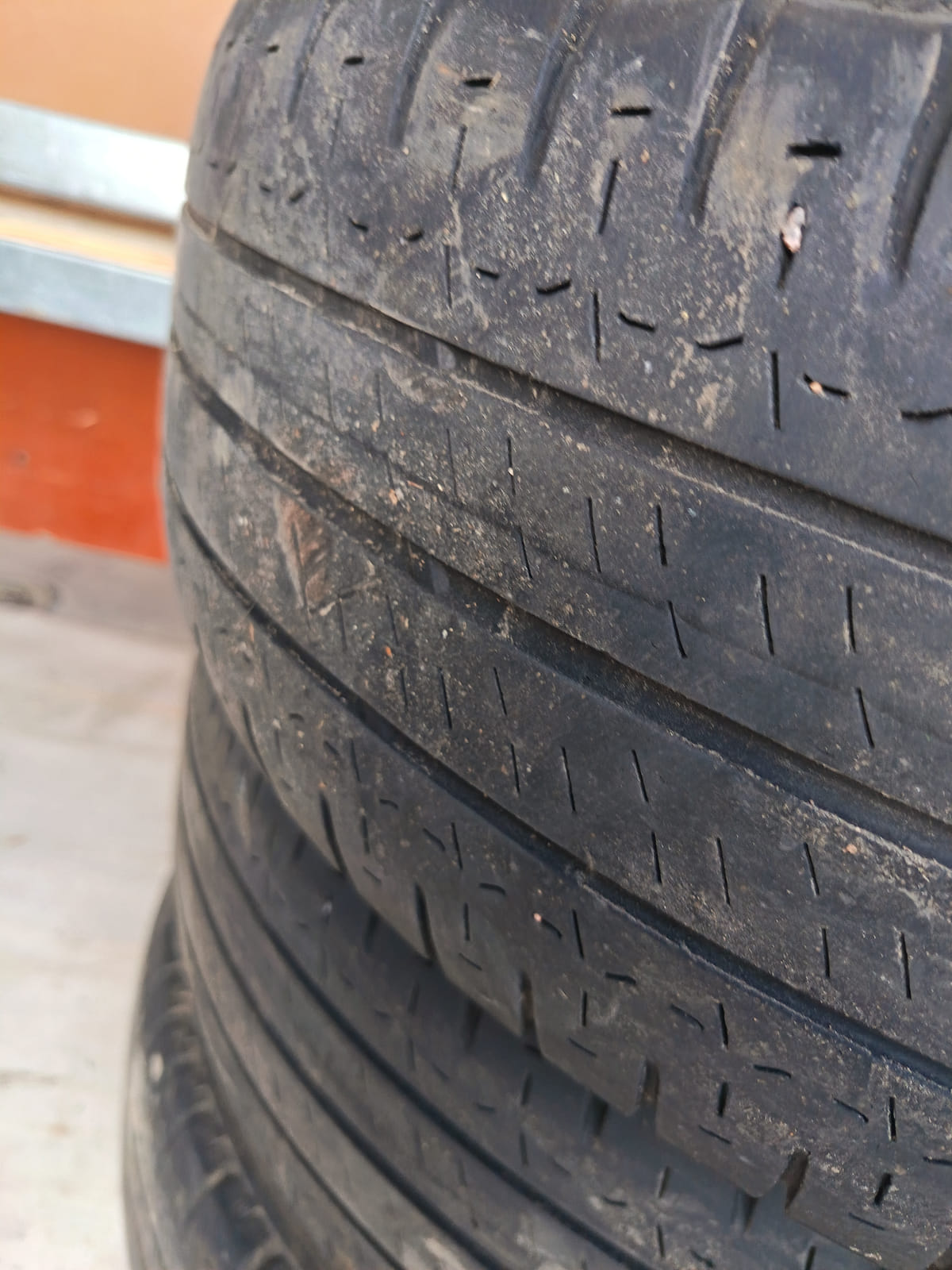 Ford Transit 2.2.  Kouvolan mattoasennus ja saneeraus Oy (2431224-4) konkurssipesä