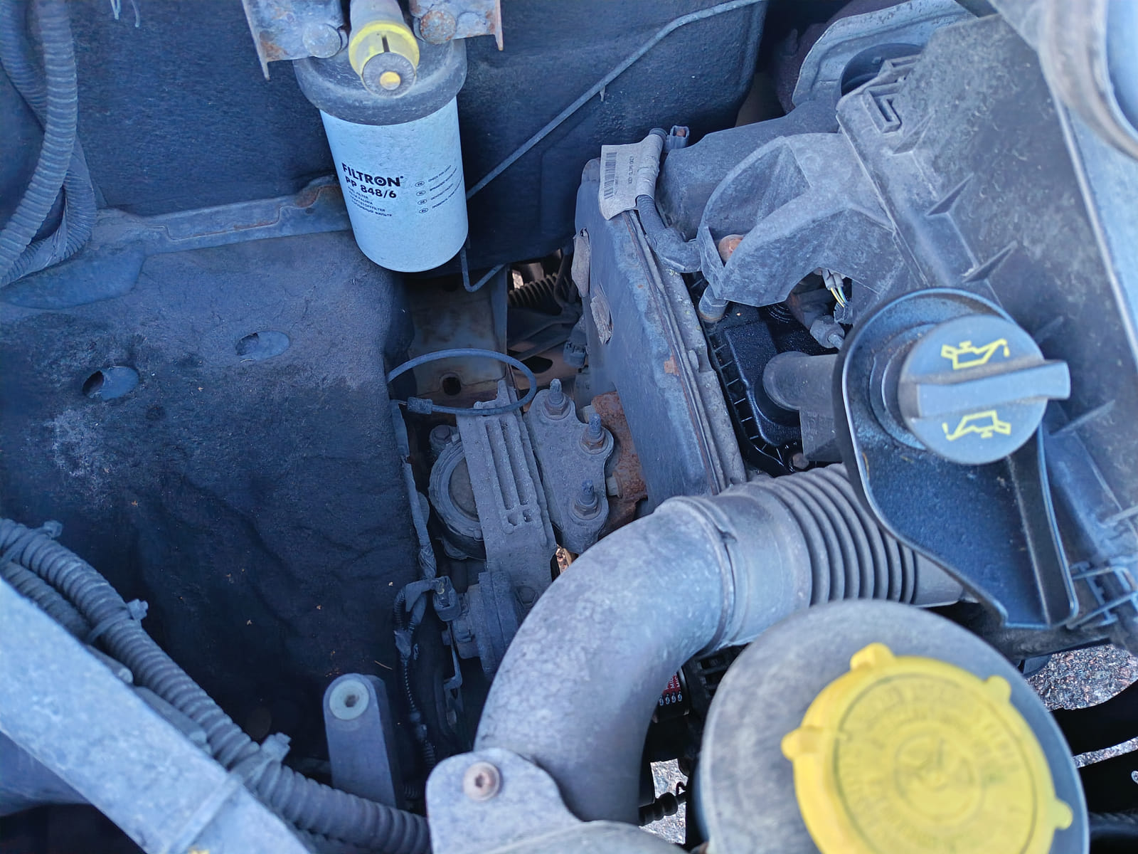 Ford Transit 2.2.  Kouvolan mattoasennus ja saneeraus Oy (2431224-4) konkurssipesä