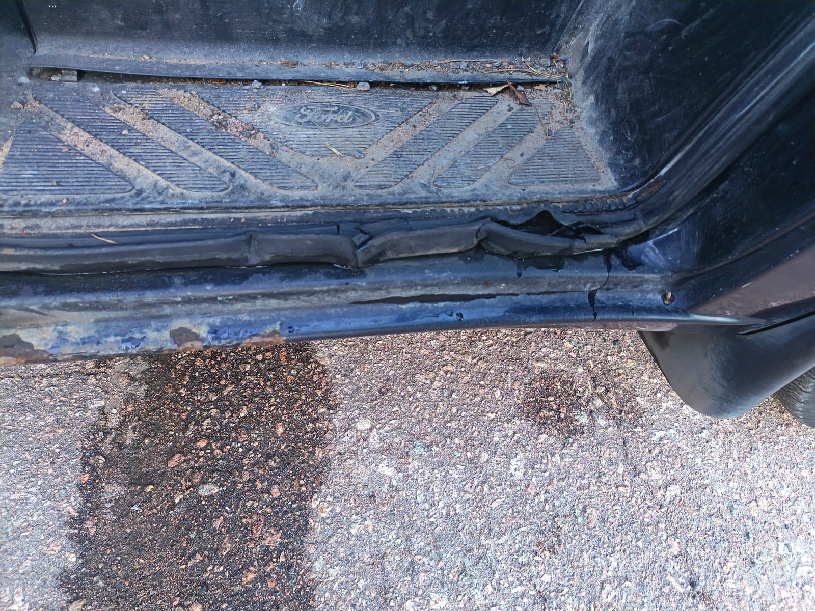 Ford Transit 2.2.  Kouvolan mattoasennus ja saneeraus Oy (2431224-4) konkurssipesä