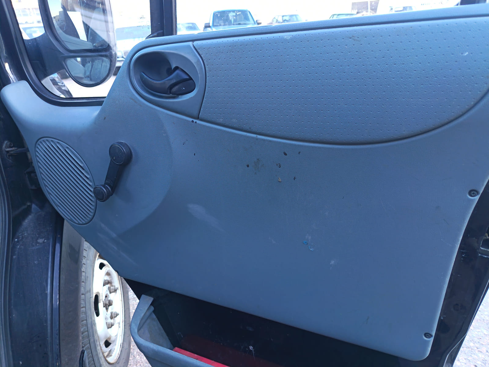 Ford Transit 2.2.  Kouvolan mattoasennus ja saneeraus Oy (2431224-4) konkurssipesä