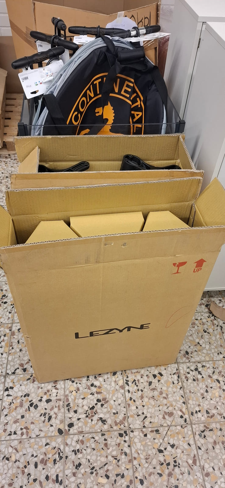 Lezyne-jalkapumppuja, rengaspussi ja myyntiteline. Esa T Tiainen Oy (2820807-3) konkurssipesä
