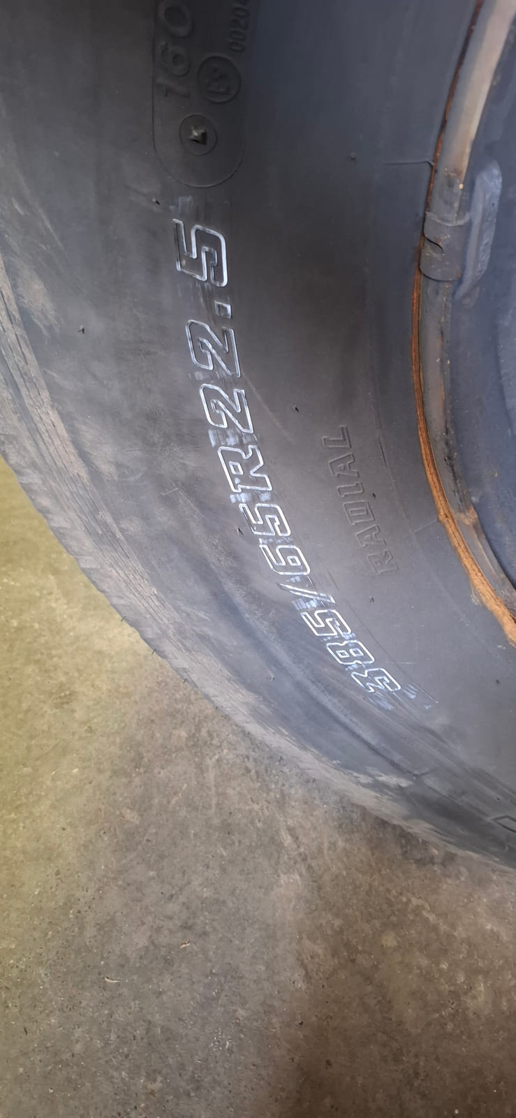 Kuorma-auton renkaat 2kpl Erä14 . MPT-Jakelu Oy konkurssipesä (2680888-4)