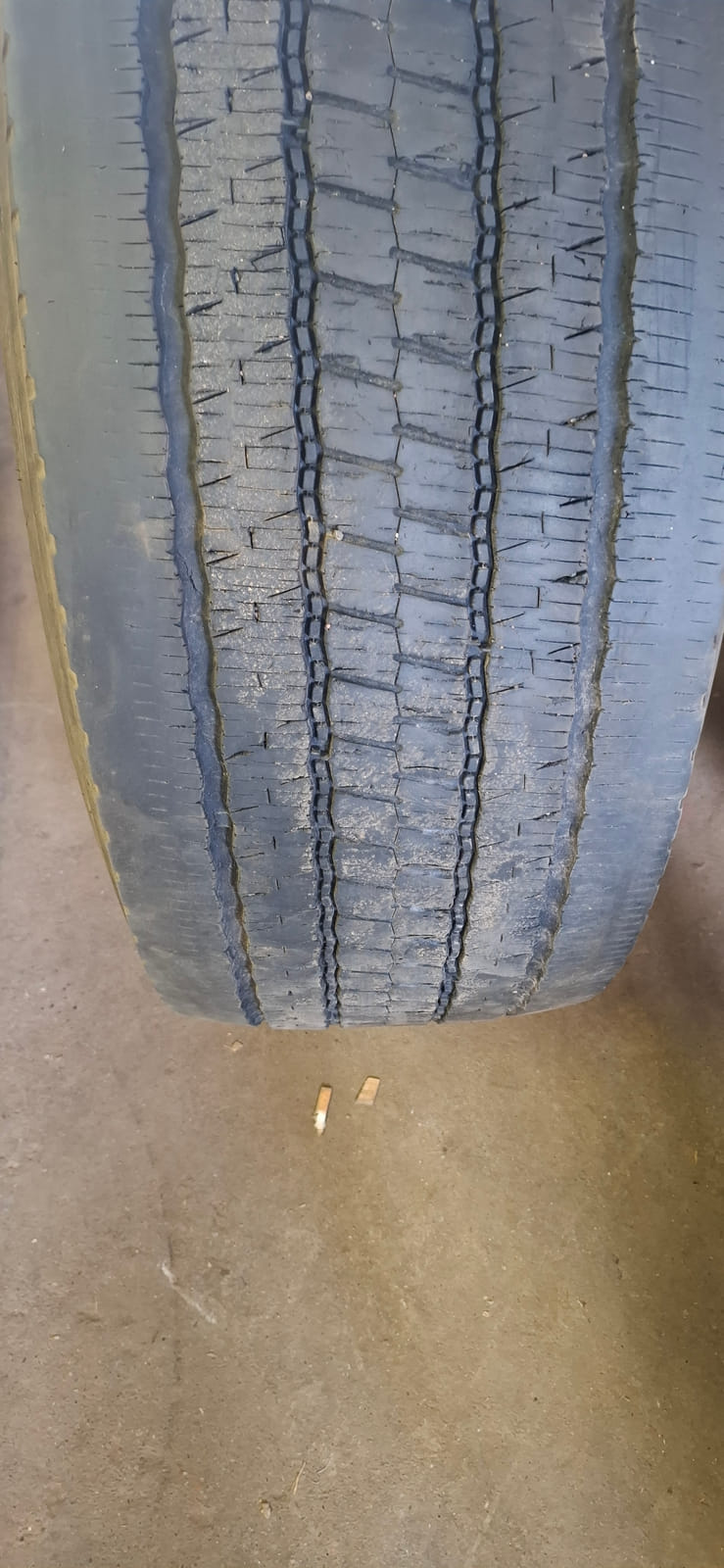 Kuorma-auton renkaat 2kpl Erä14 . MPT-Jakelu Oy konkurssipesä (2680888-4)