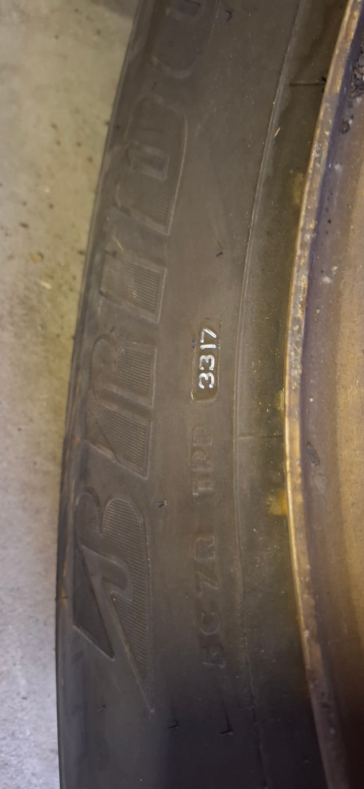 Kuorma-auton renkaat 2kpl Erä14 . MPT-Jakelu Oy konkurssipesä (2680888-4)