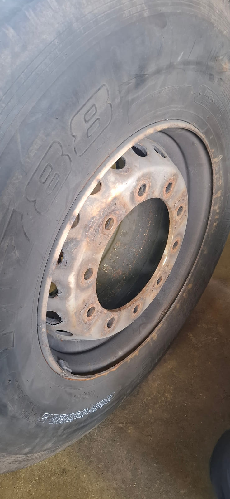 Kuorma-auton renkaat 2kpl Erä14 . MPT-Jakelu Oy konkurssipesä (2680888-4)