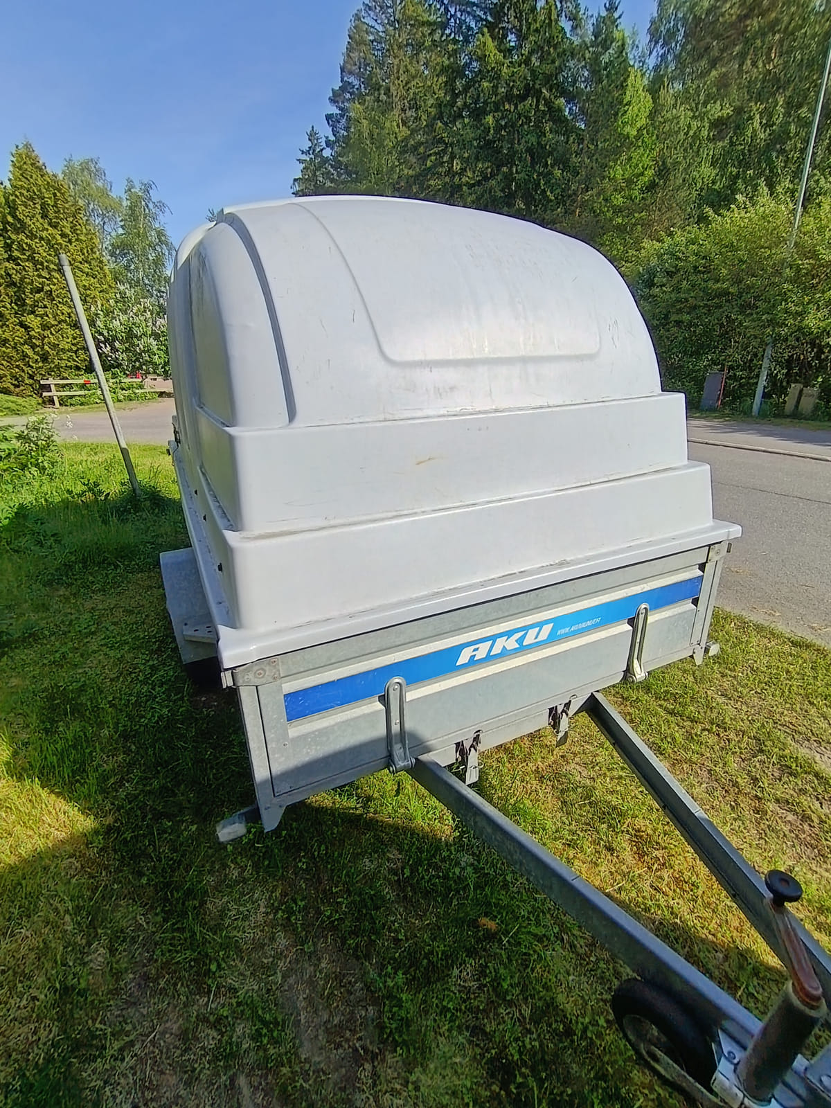 AKU CS327-L/high perävaunu kuomulla. Kohti Työtä ry (2610858-9) konkurssipesä.