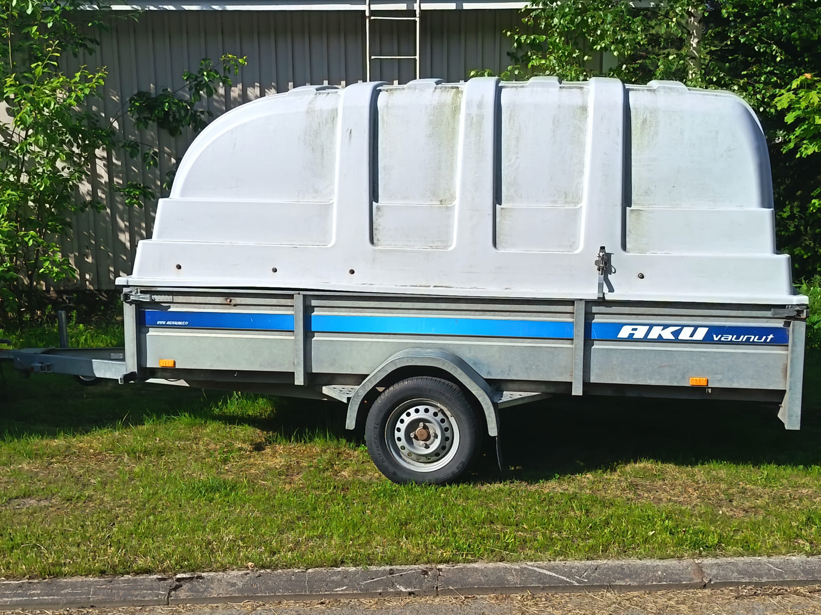 AKU CS327-L/high perävaunu kuomulla. Kohti Työtä ry (2610858-9) konkurssipesä.