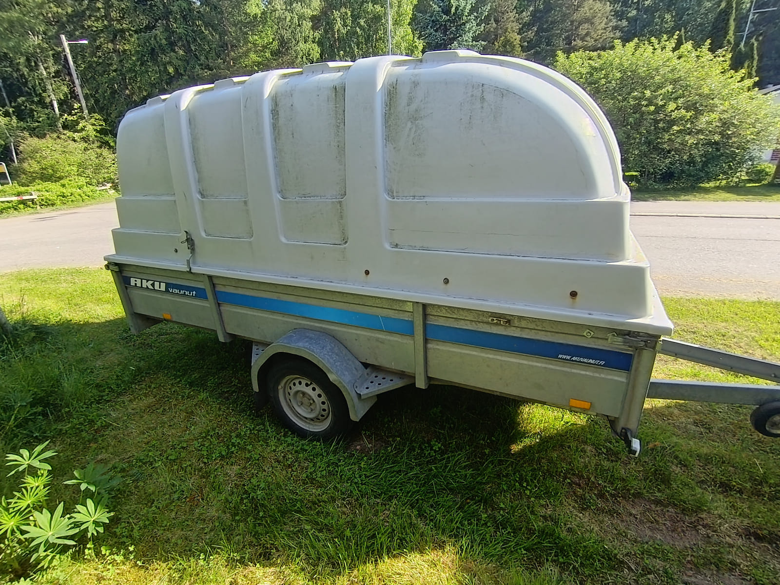 AKU CS327-L/high perävaunu kuomulla. Kohti Työtä ry (2610858-9) konkurssipesä.