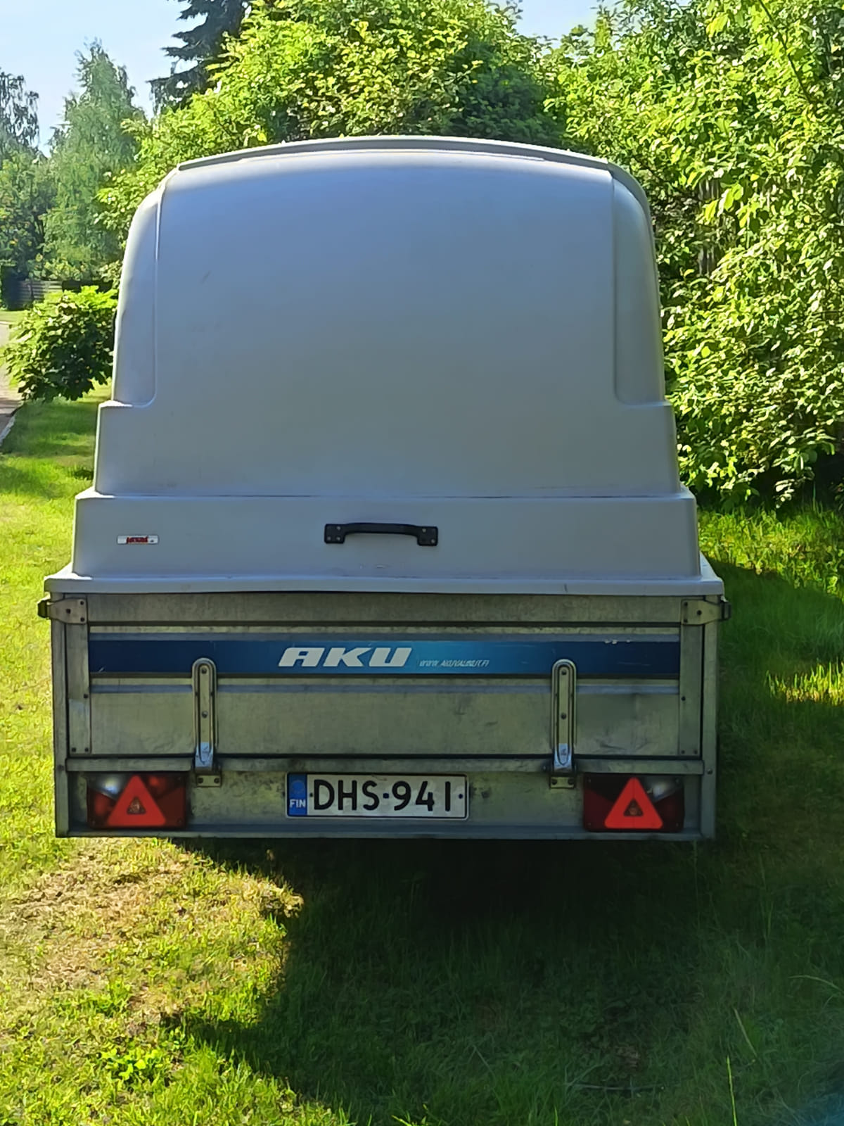 AKU CS327-L/high perävaunu kuomulla. Kohti Työtä ry (2610858-9) konkurssipesä.