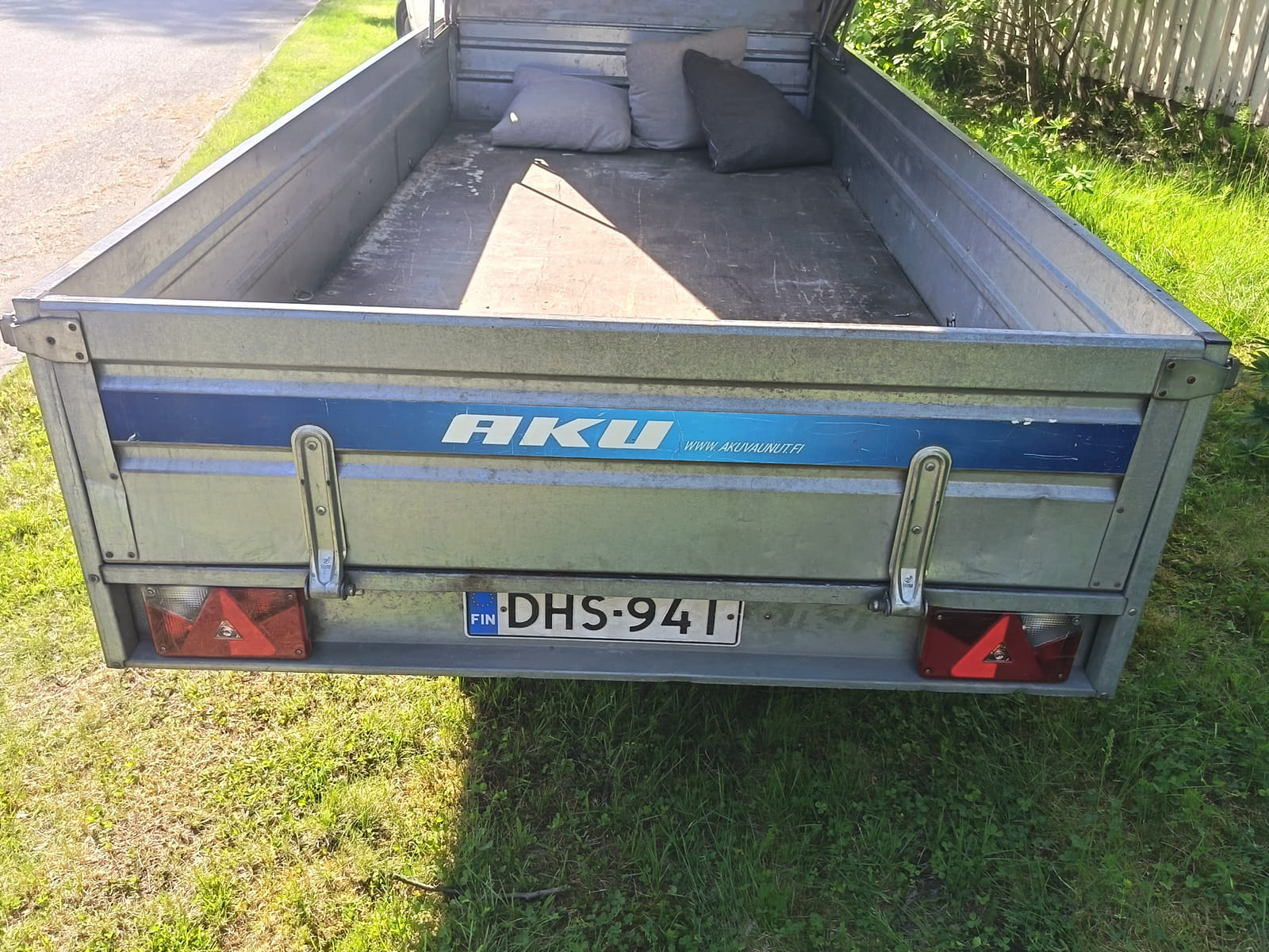 AKU CS327-L/high perävaunu kuomulla. Kohti Työtä ry (2610858-9) konkurssipesä.