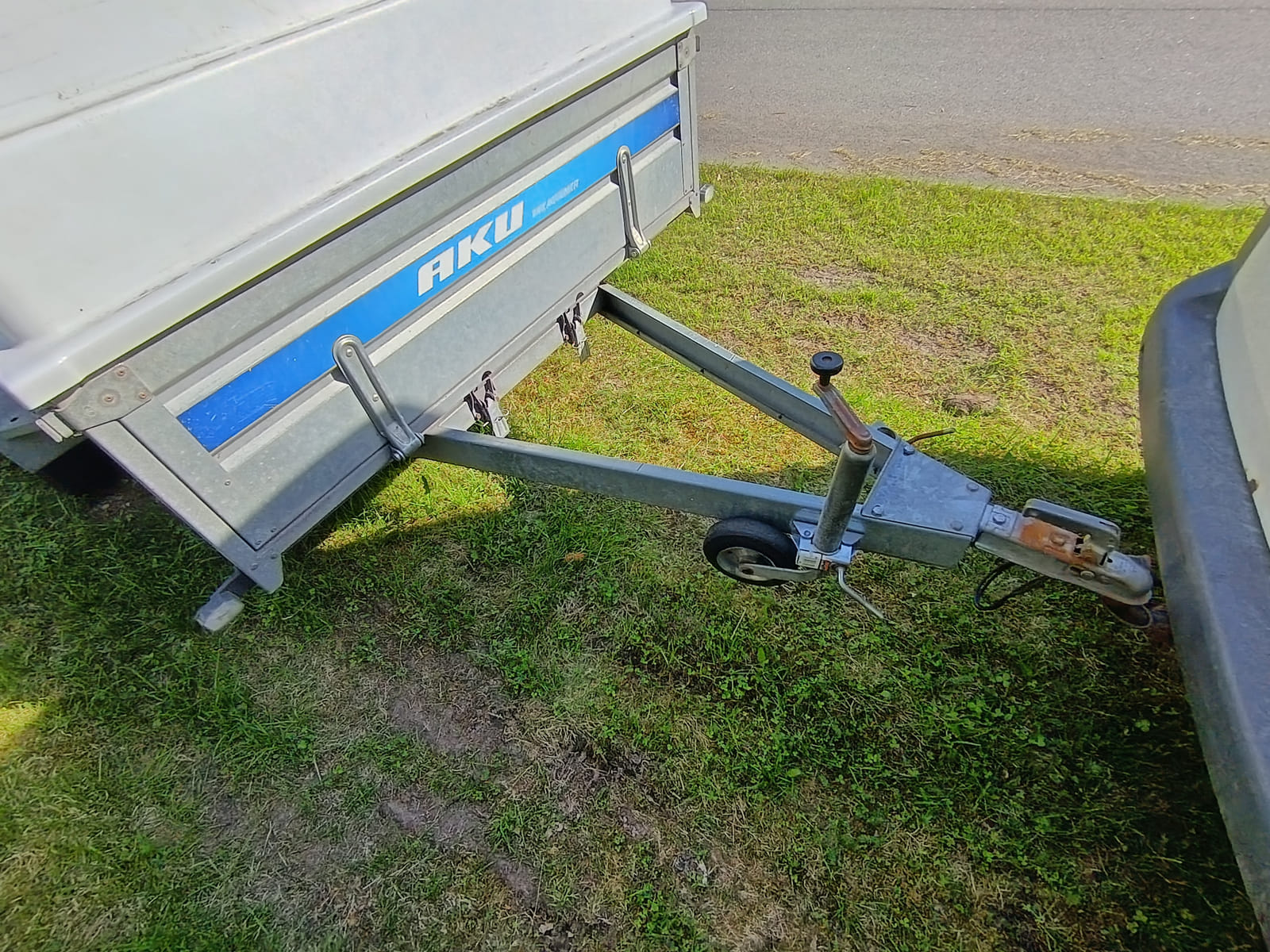 AKU CS327-L/high perävaunu kuomulla. Kohti Työtä ry (2610858-9) konkurssipesä.