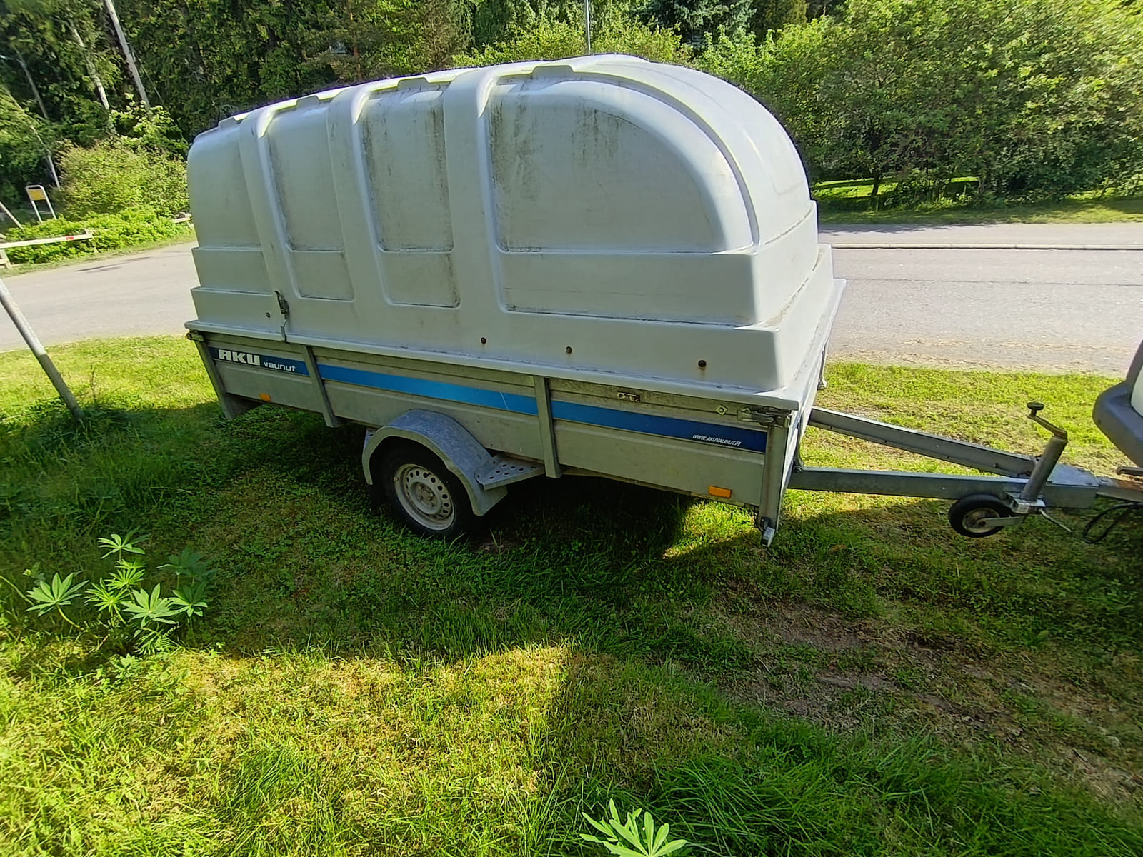 AKU CS327-L/high perävaunu kuomulla. Kohti Työtä ry (2610858-9) konkurssipesä.