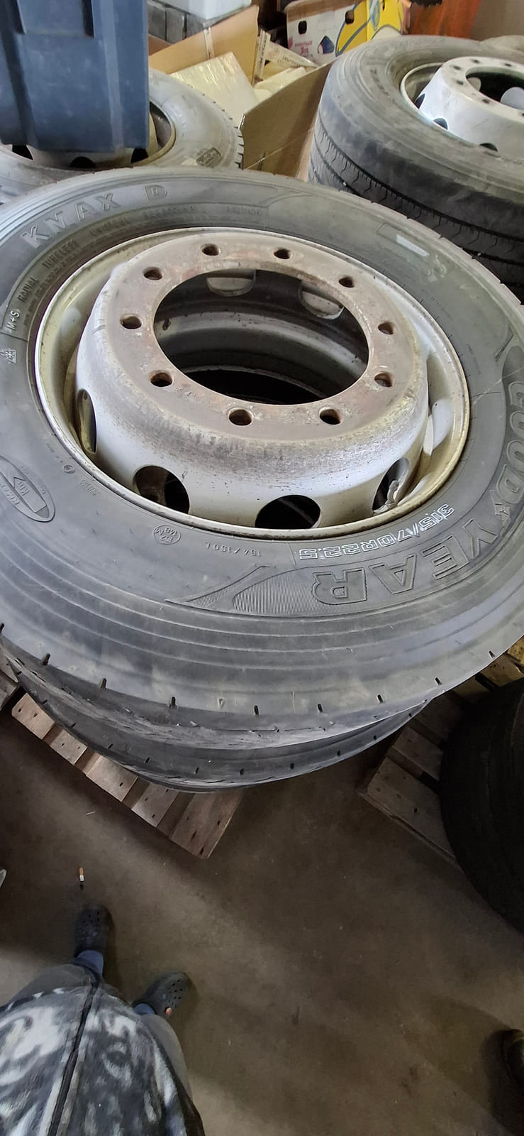 Kuorma-auton renkaat erä7. MPT-Jakelu Oy konkurssipesä (2680888-4)