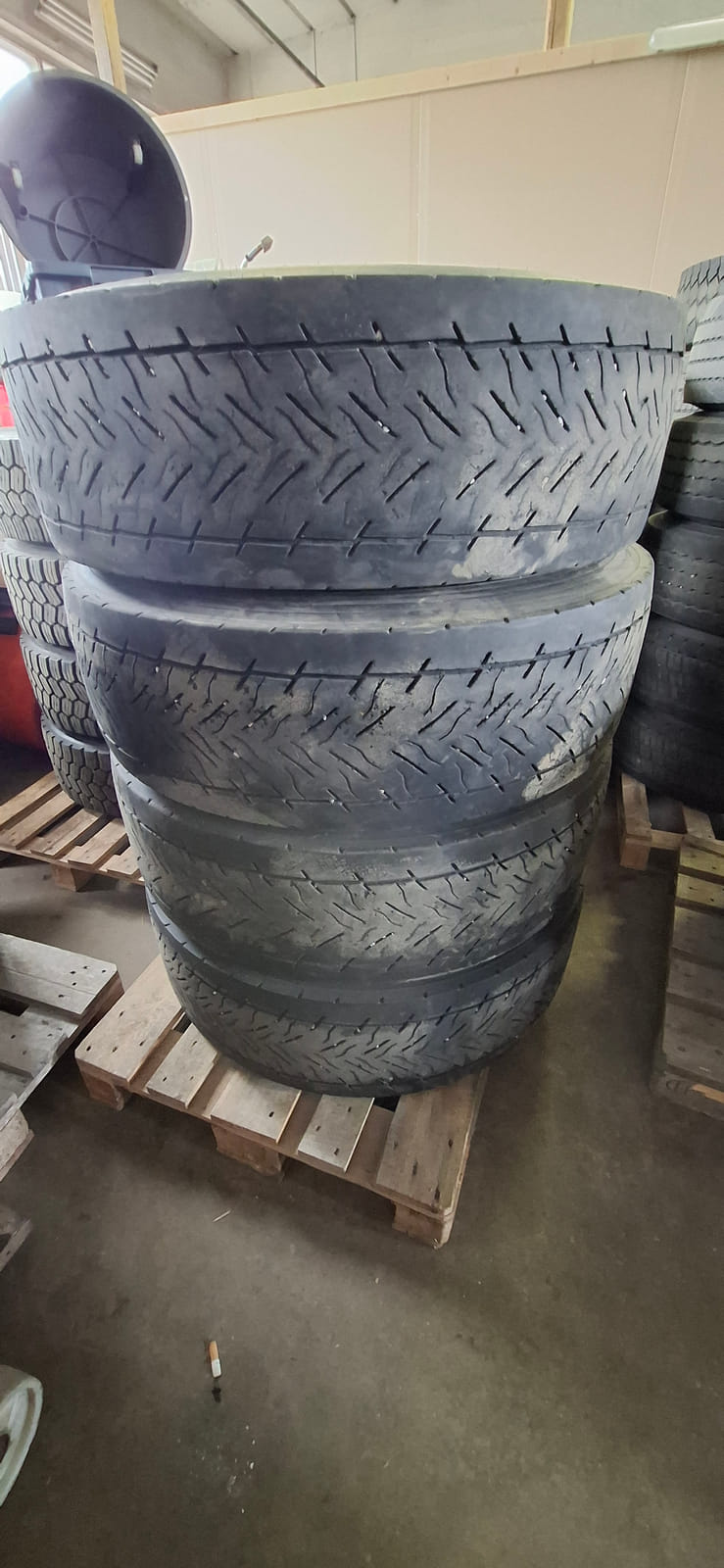 Kuorma-auton renkaat erä7. MPT-Jakelu Oy konkurssipesä (2680888-4)