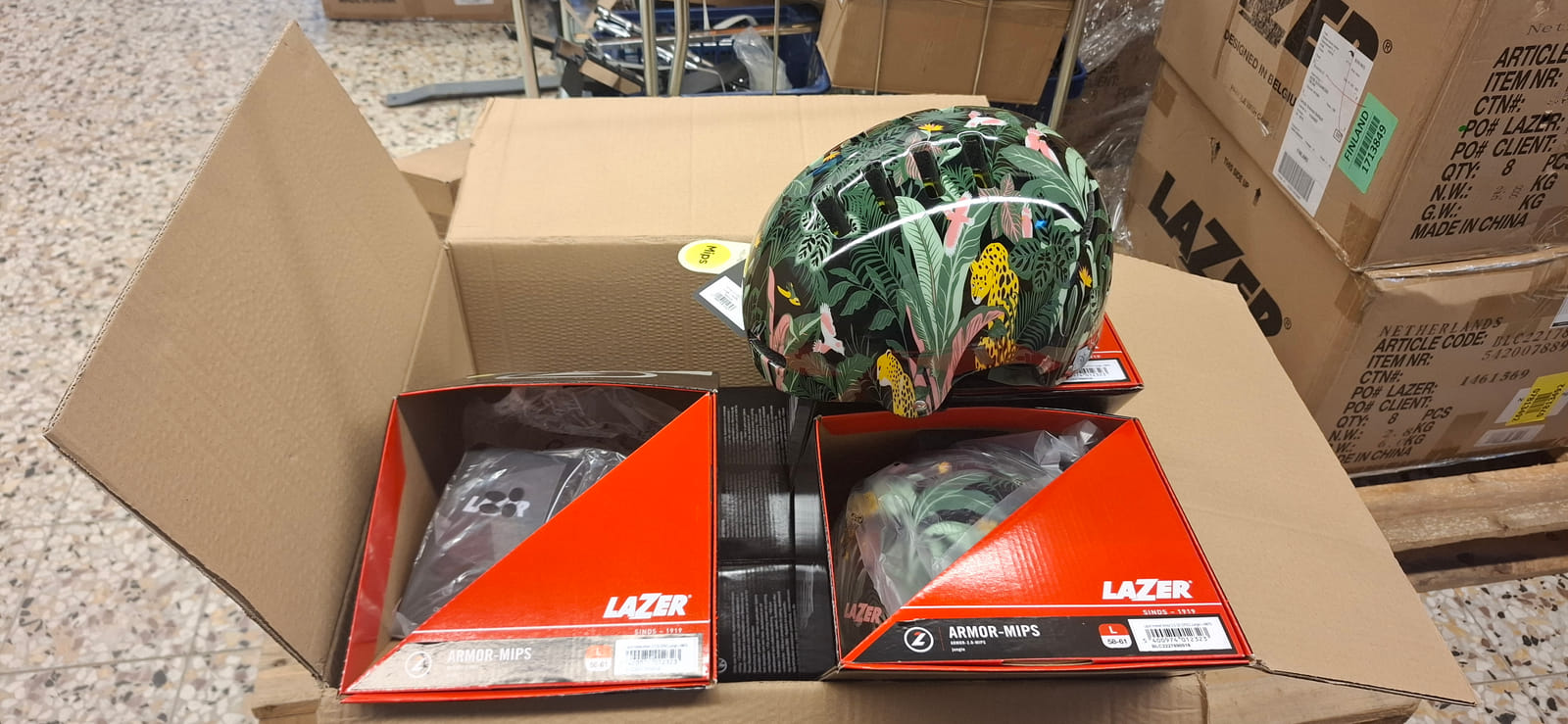 konkurssihuutokaupassa Lazer Armor MIPS -pyöräilykypäriä (l). Esa T Tiainen Oy (2820807-3) konkurssipesä