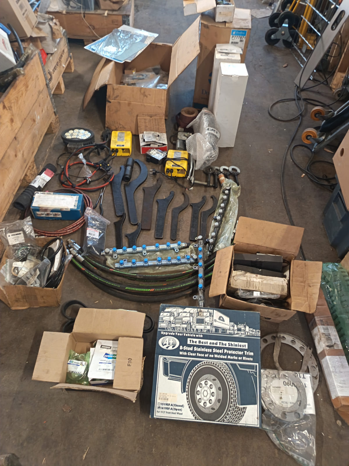 Erä työkoneiden varaosia, hydrauliletkuja, tiivisteitä ja korjaamotarvikkeita. KoHu-Works Oy (3127463-7) konkurssipesä