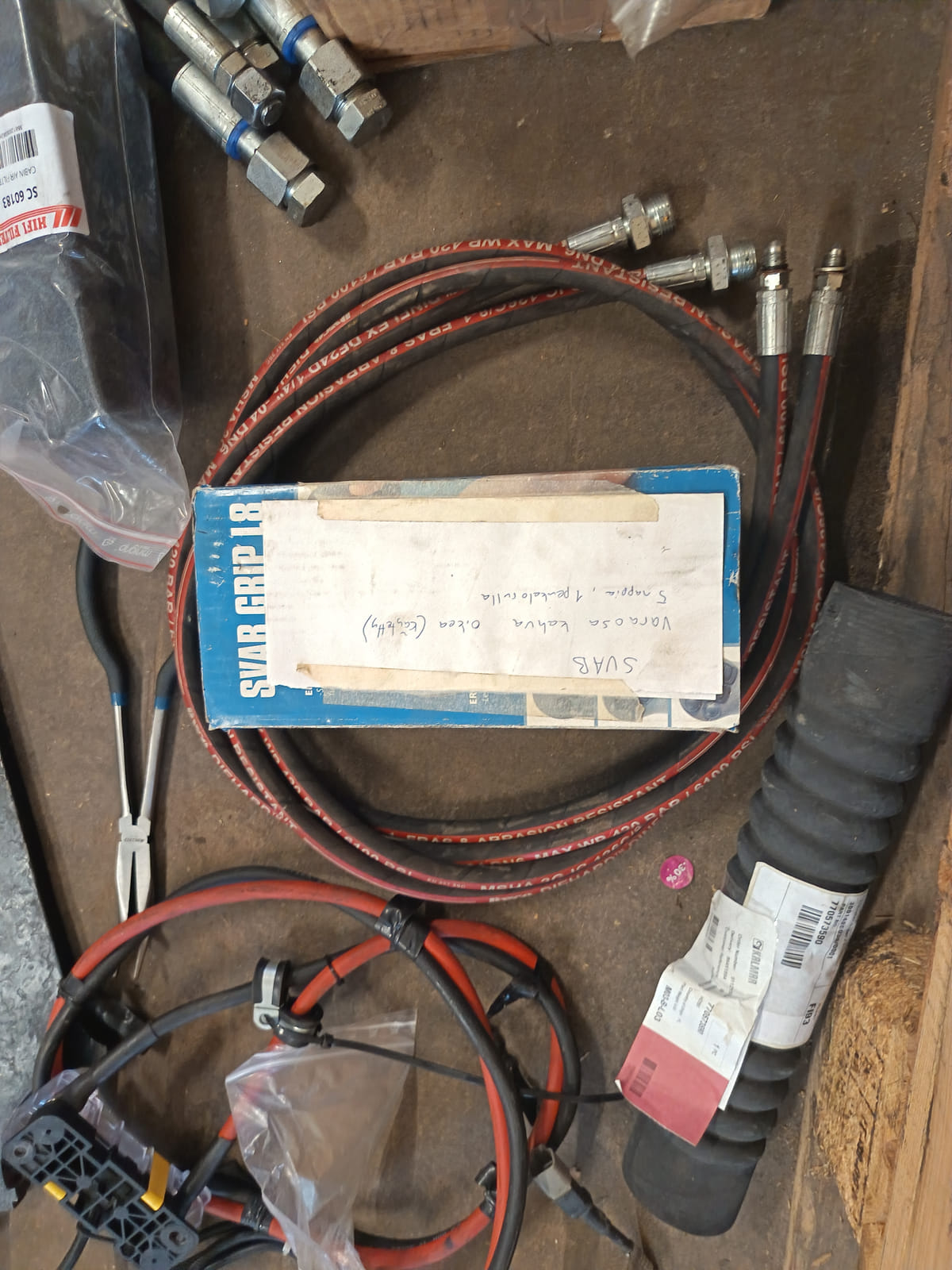 Erä työkoneiden varaosia, hydrauliletkuja, tiivisteitä ja korjaamotarvikkeita. KoHu-Works Oy (3127463-7) konkurssipesä