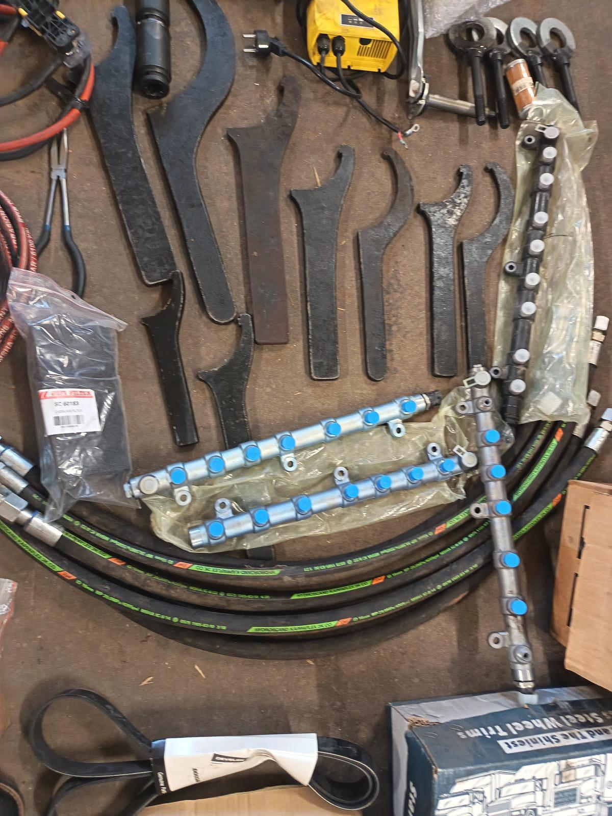 Erä työkoneiden varaosia, hydrauliletkuja, tiivisteitä ja korjaamotarvikkeita. KoHu-Works Oy (3127463-7) konkurssipesä